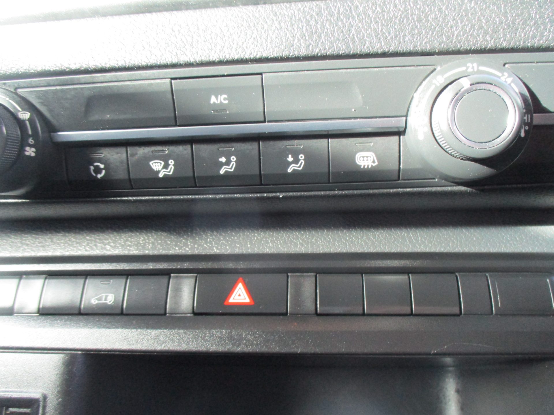 Toyota HILUX INVINCIBLE Double Cab 4x4 pickup - Image 11