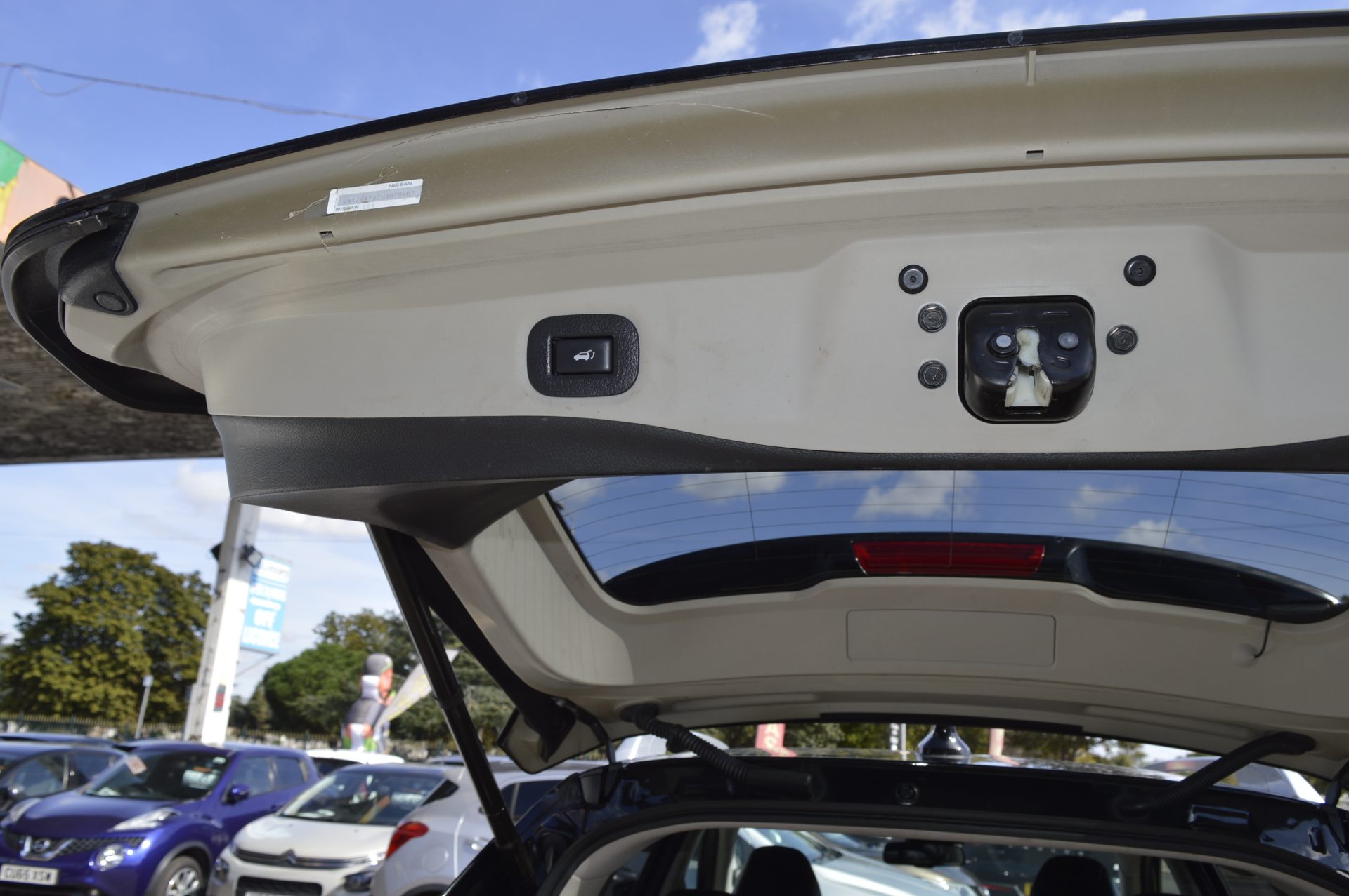 Nissan X-TRAIL TEKNA AUTO 7 SEATS - Image 10
