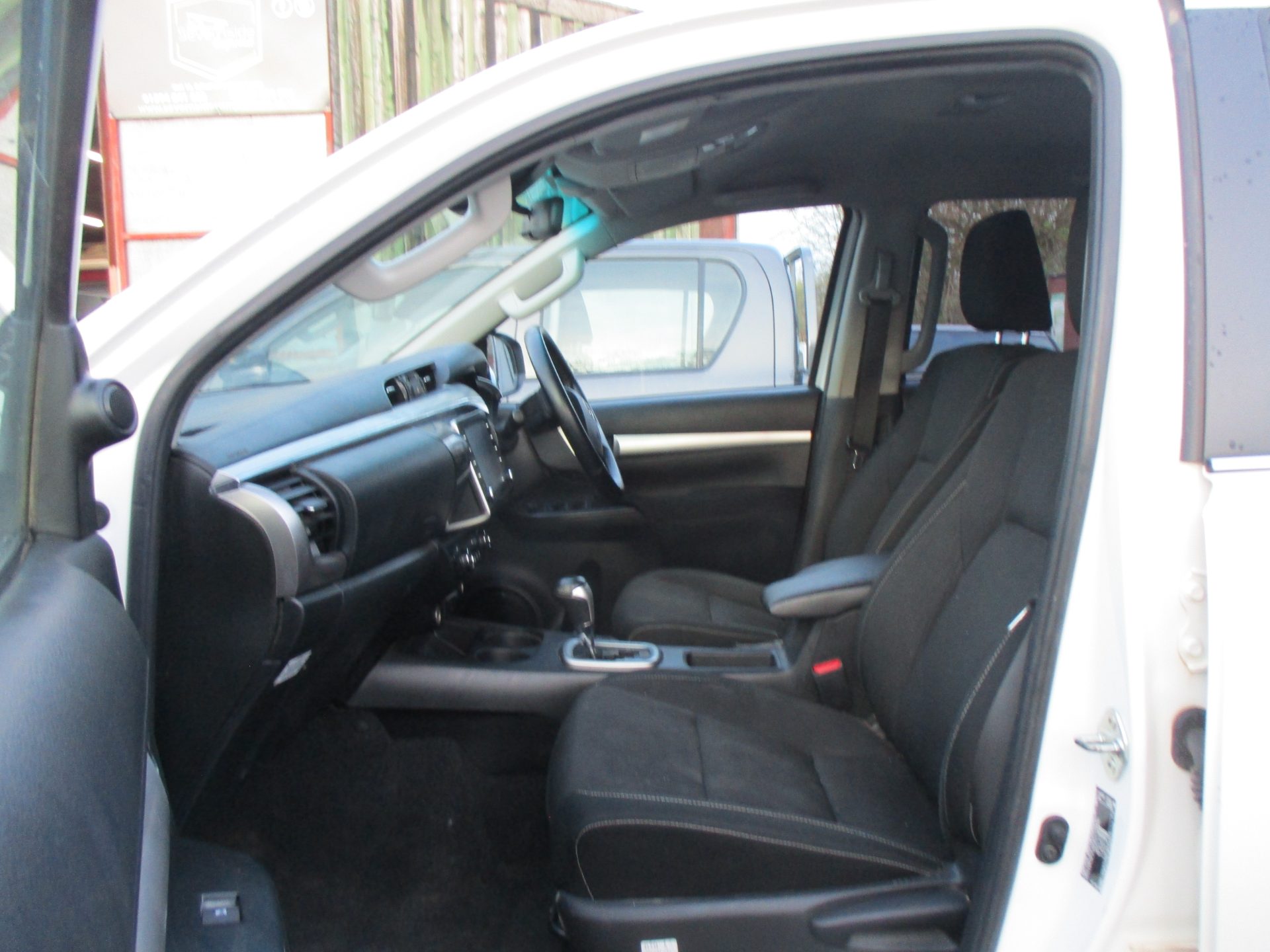 Toyota HILUX INVINCIBLE Double Cab 4x4 pickup - Image 3