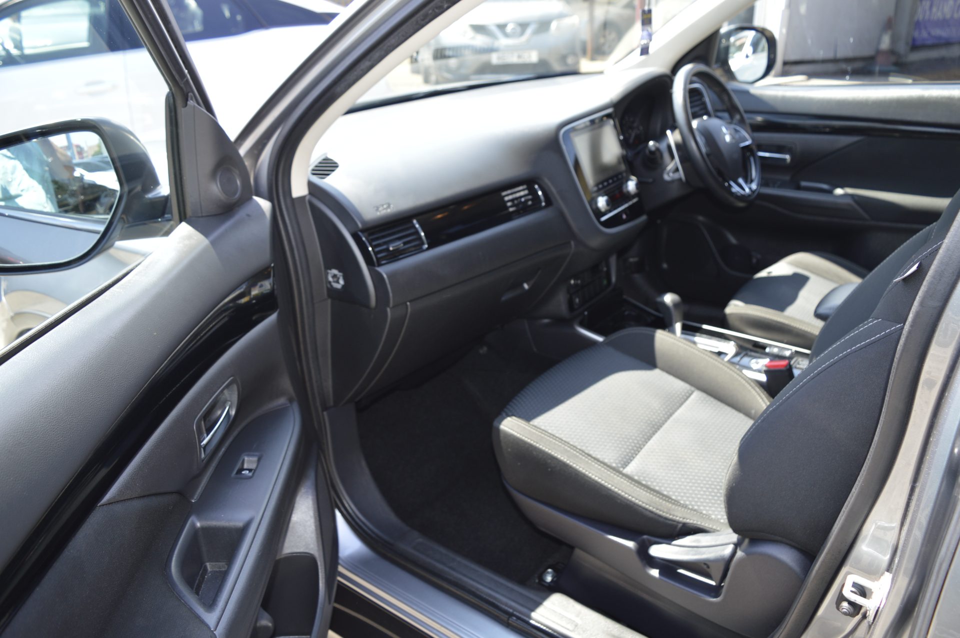 Mitsubishi OUTLANDER - Image 12