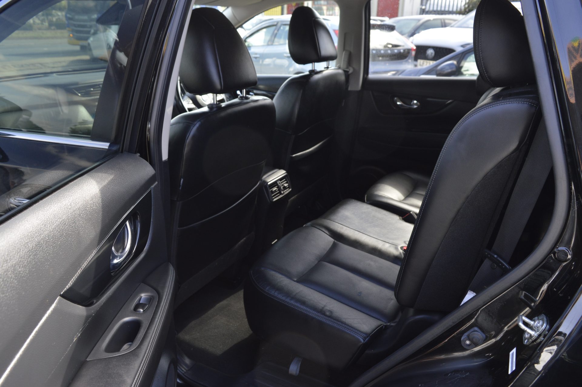 Nissan X-TRAIL TEKNA AUTO 7 SEATS - Image 12