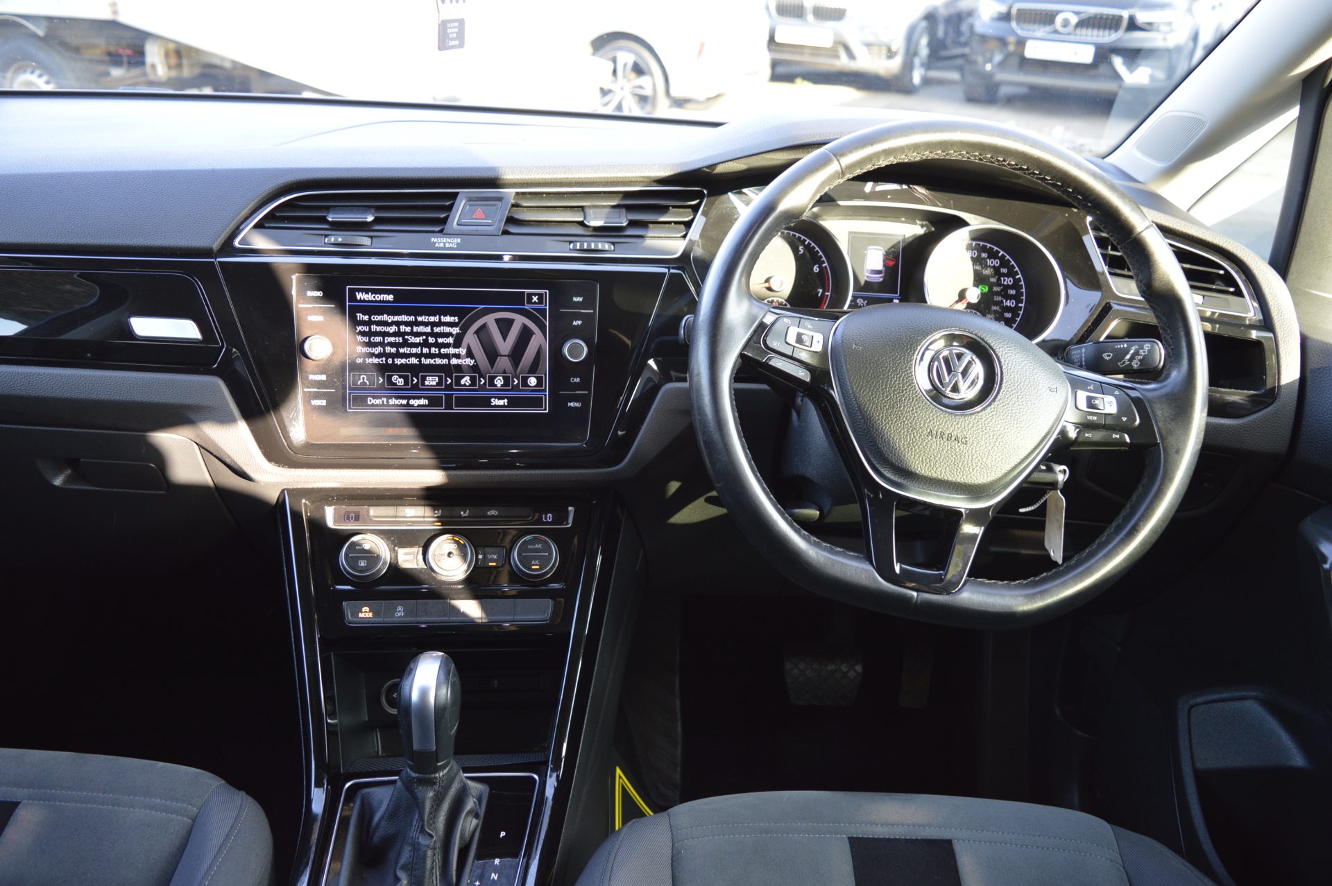 Volkswagen TOURAN PETROL AUTO 7 SEATS - Image 14