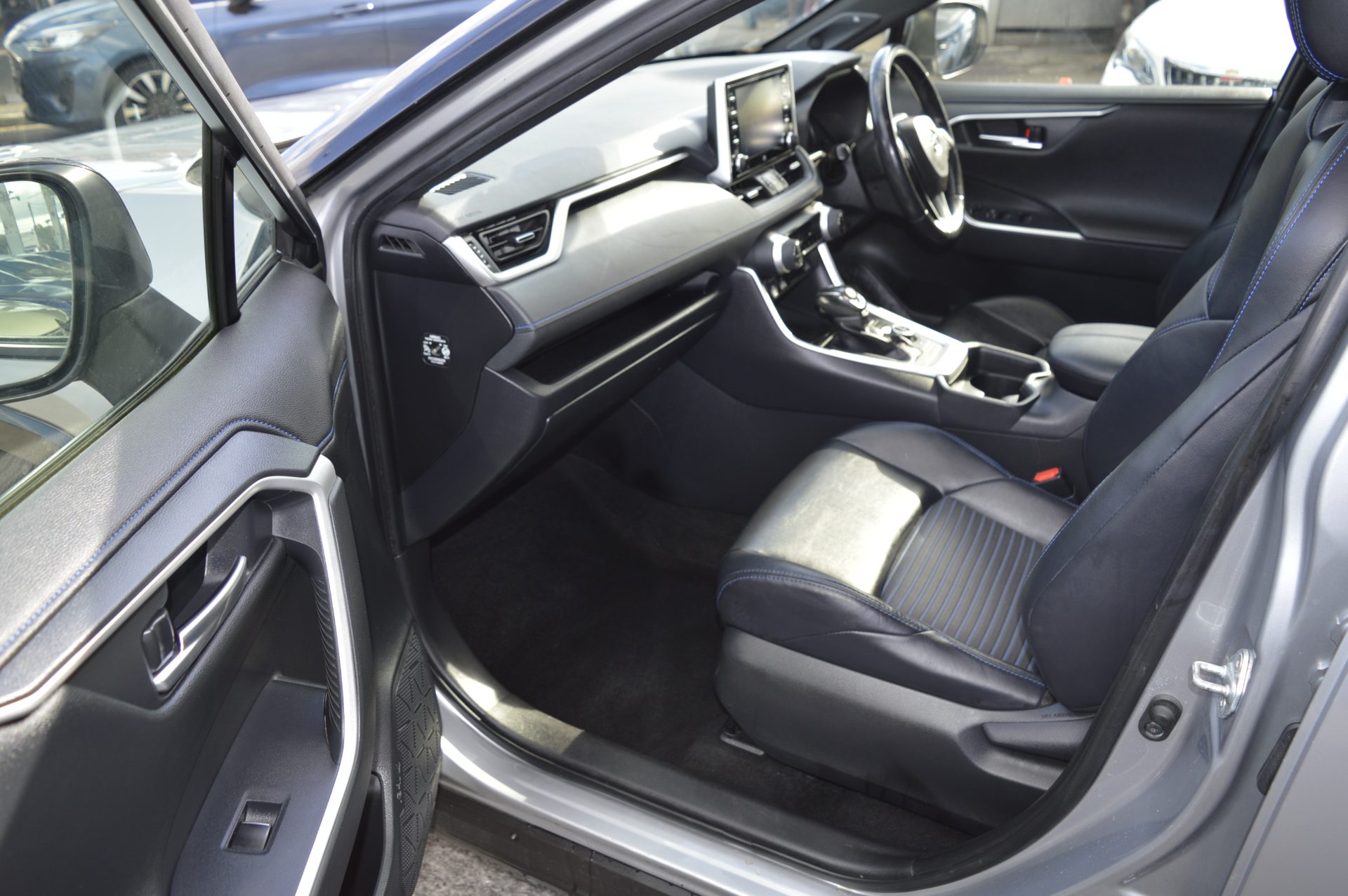 TOYOTA RAV-4 HYBRID - Image 12