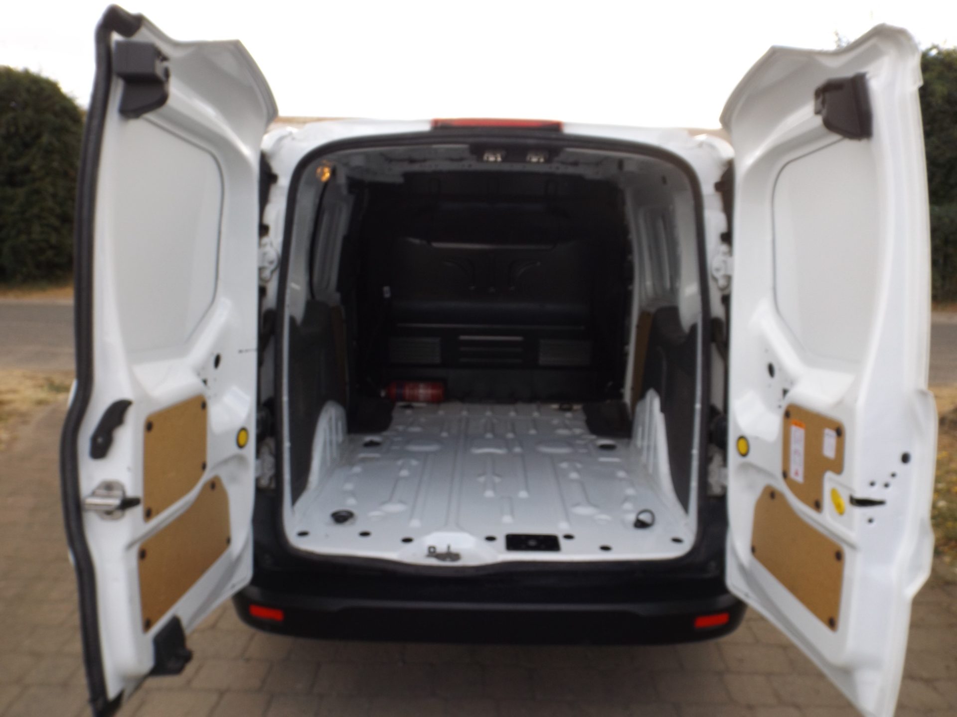 Ford TRANSIT CONNECT 1.5 200 EcoBlue Leader - Image 5