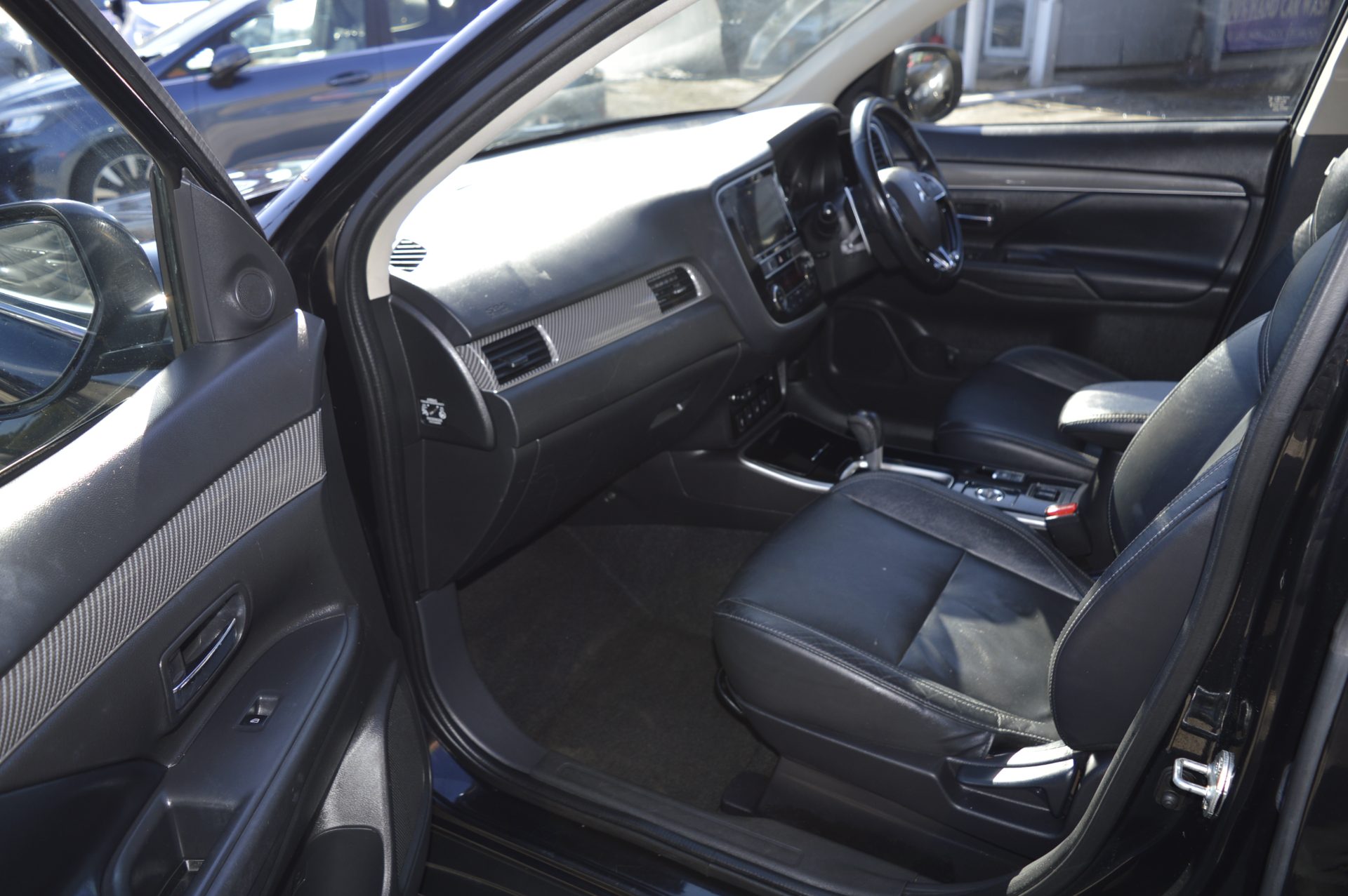 Mitsubishi OUTLANDER AUTO 7 SEATS - Image 12