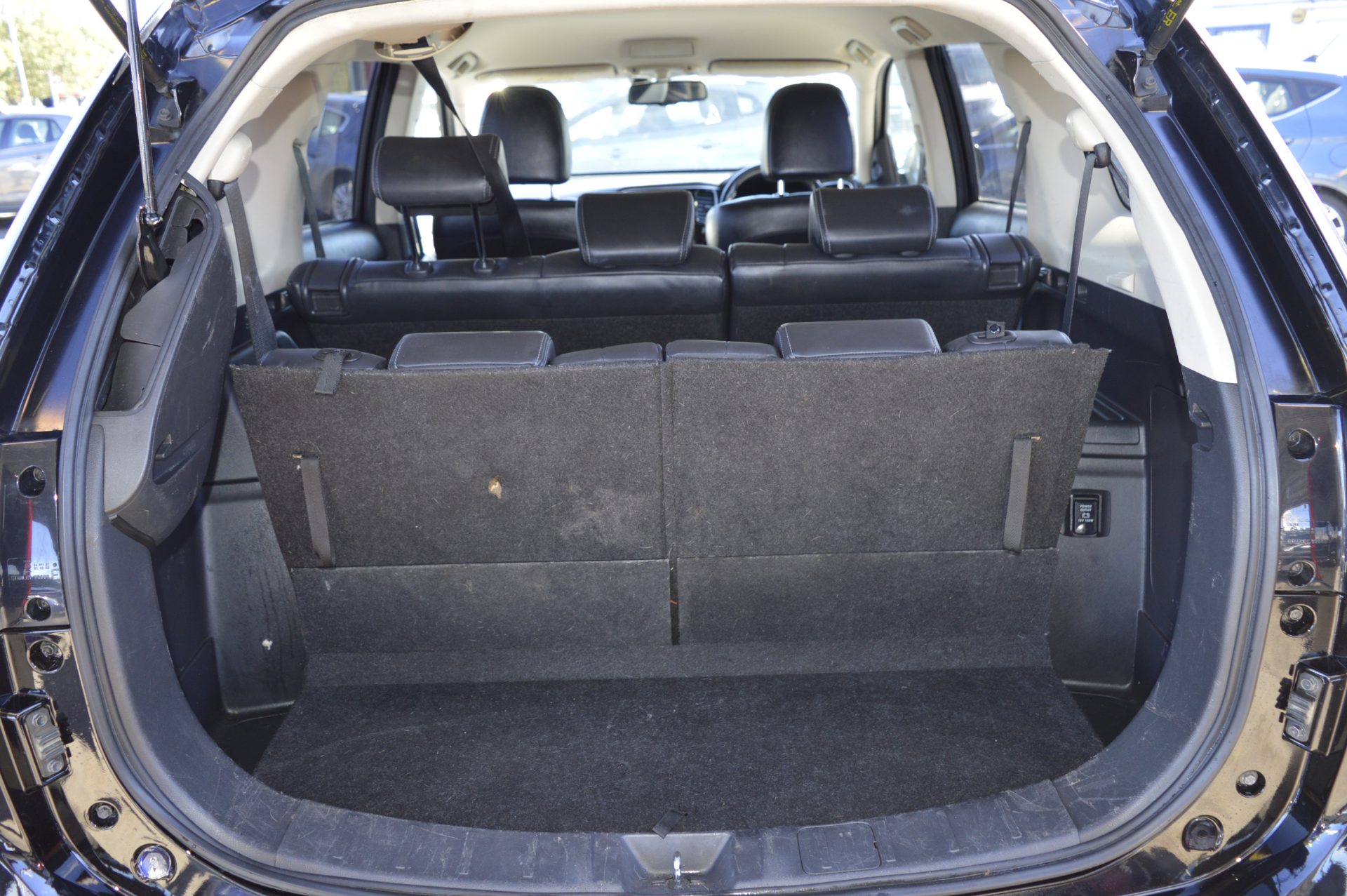 Mitsubishi OUTLANDER AUTO 7 SEATS - Image 9