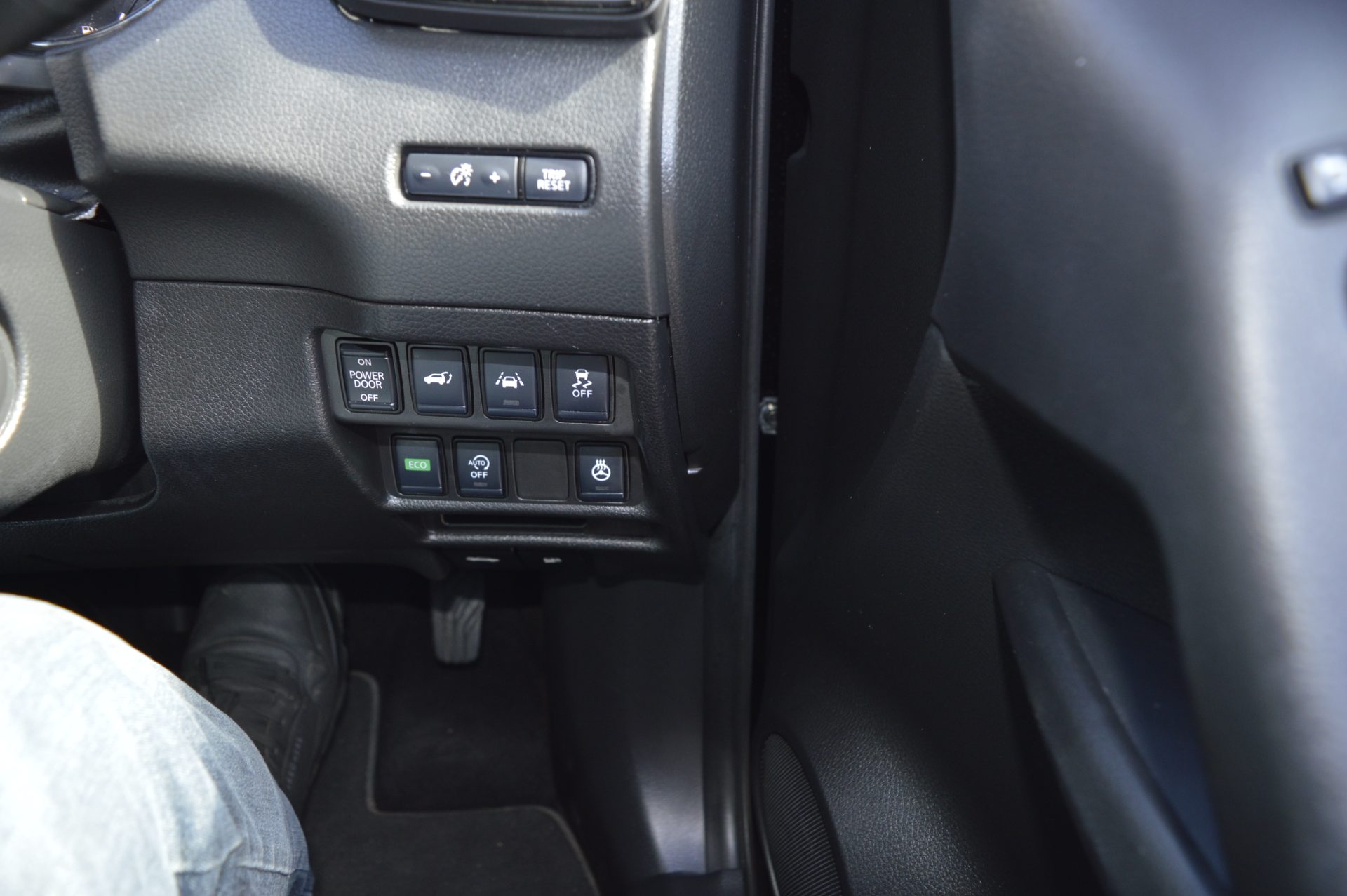 Nissan X-TRAIL TEKNA AUTO 7 SEATS - Image 17