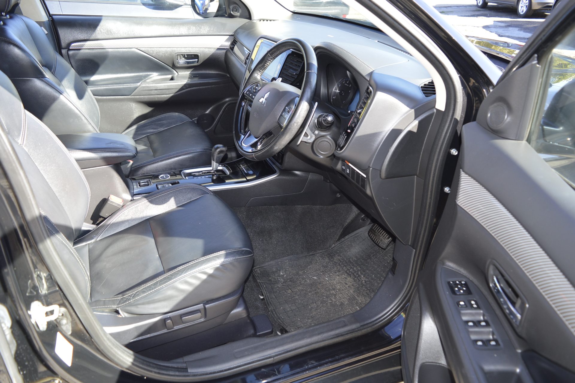 Mitsubishi OUTLANDER AUTO 7 SEATS - Image 16
