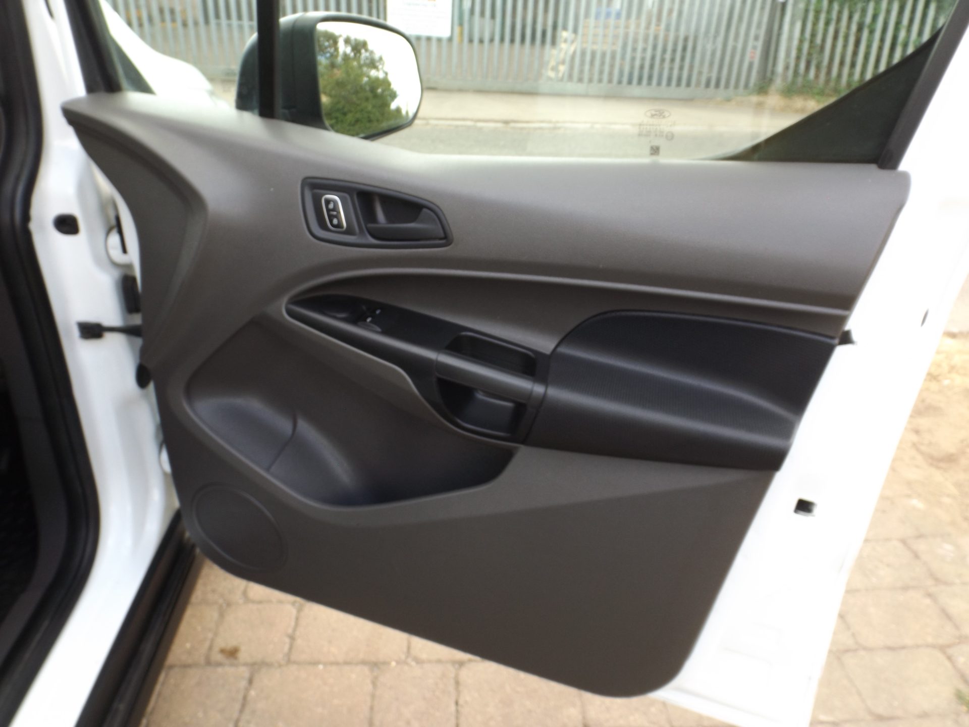 Ford TRANSIT CONNECT 1.5 200 EcoBlue Leader - Image 16