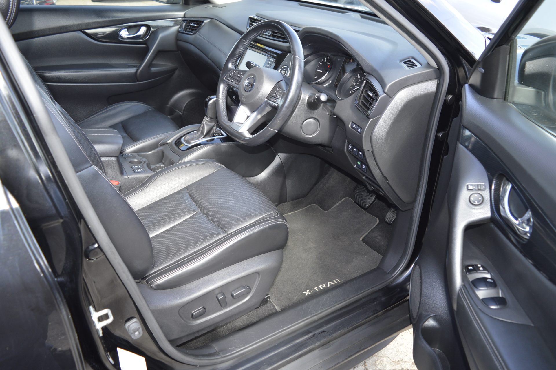 Nissan X-TRAIL TEKNA AUTO 7 SEATS - Image 16