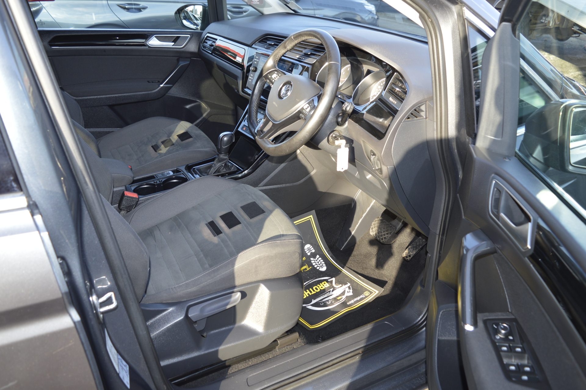 Volkswagen TOURAN PETROL AUTO 7 SEATS - Image 15