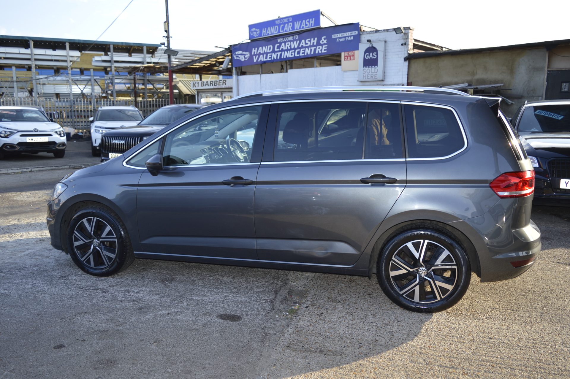Volkswagen TOURAN PETROL AUTO 7 SEATS - Image 5