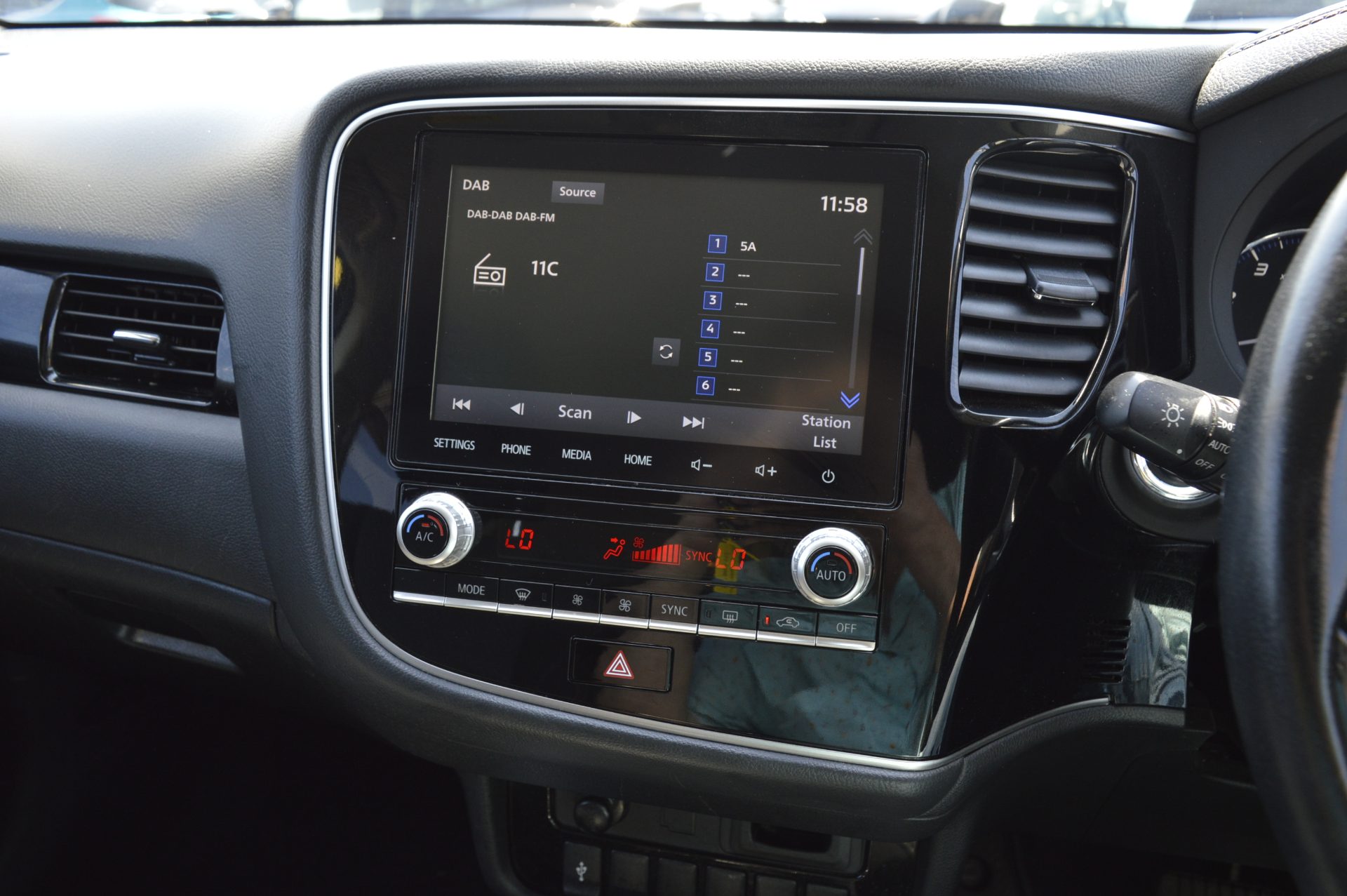 Mitsubishi OUTLANDER - Image 18