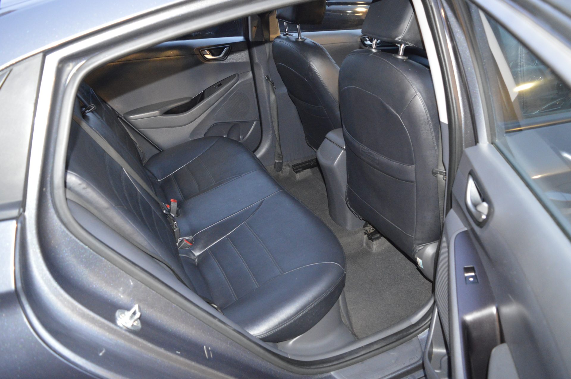 Hyundai IONIQ HYBRID AUTO - Image 12