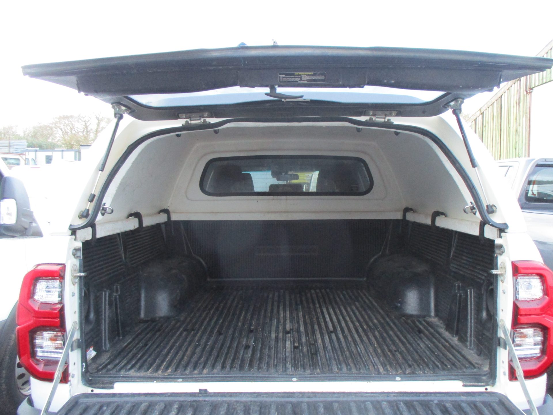 Toyota HILUX INVINCIBLE Double Cab 4x4 pickup - Image 5