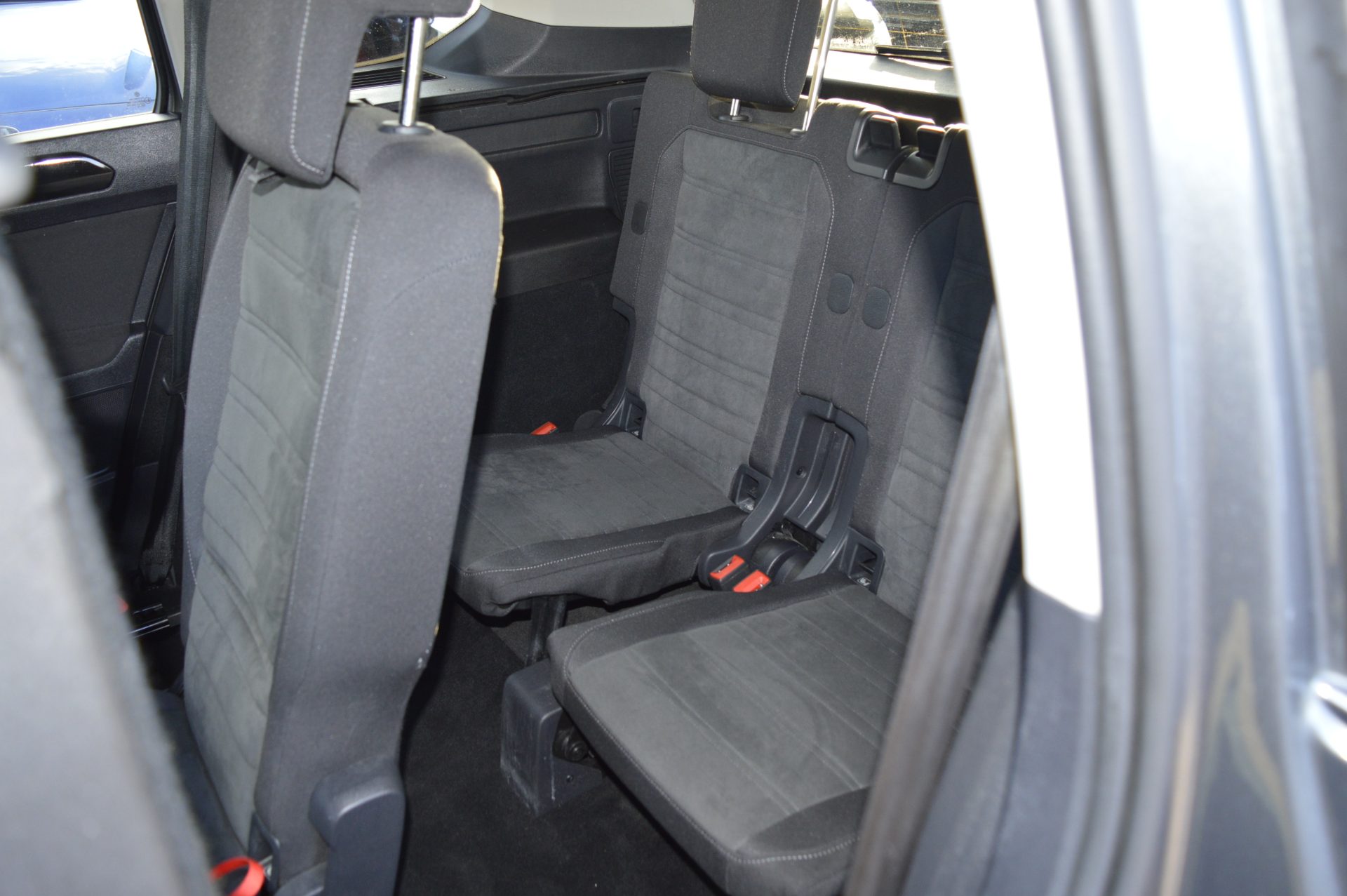 Volkswagen TOURAN PETROL AUTO 7 SEATS - Image 10