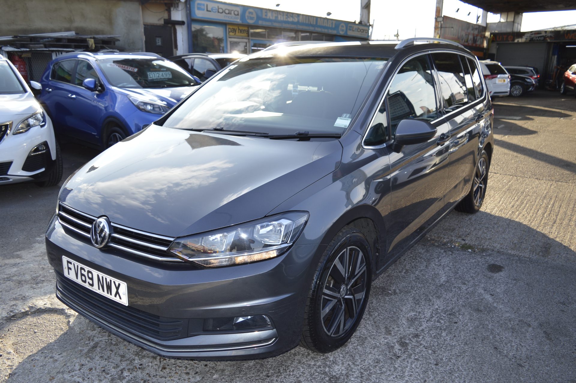 Volkswagen TOURAN PETROL AUTO 7 SEATS - Image 3