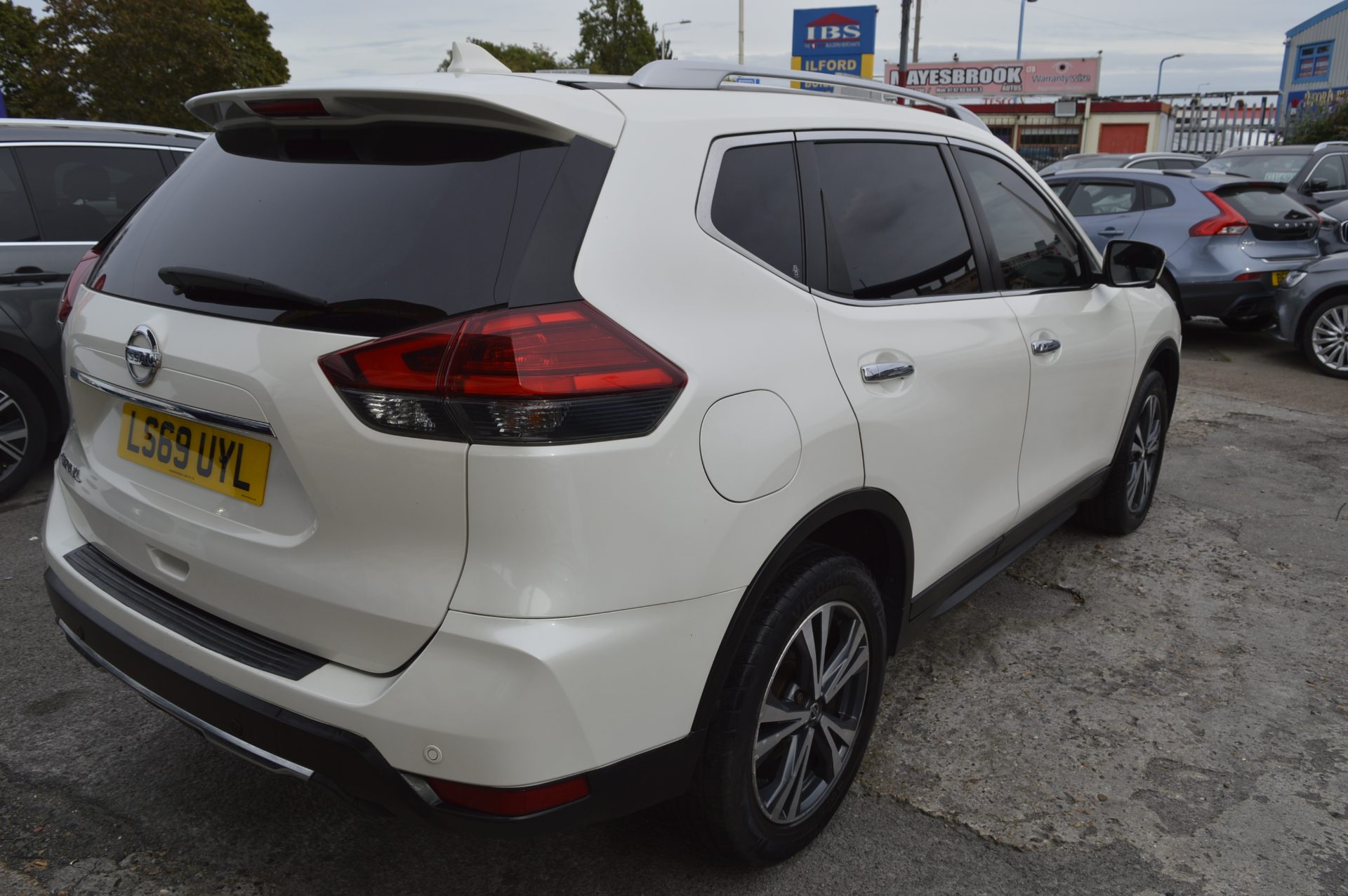 Nissan X-TRAIL AUTO 7 SEATS SUNROOF - Image 2