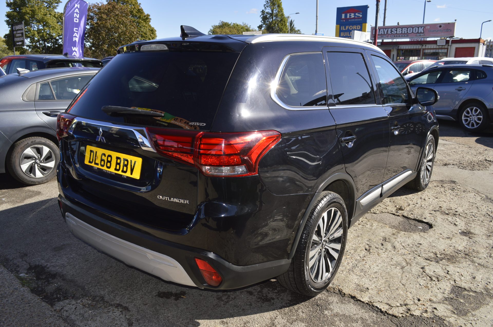 Mitsubishi OUTLANDER AUTO 7 SEATS - Image 2
