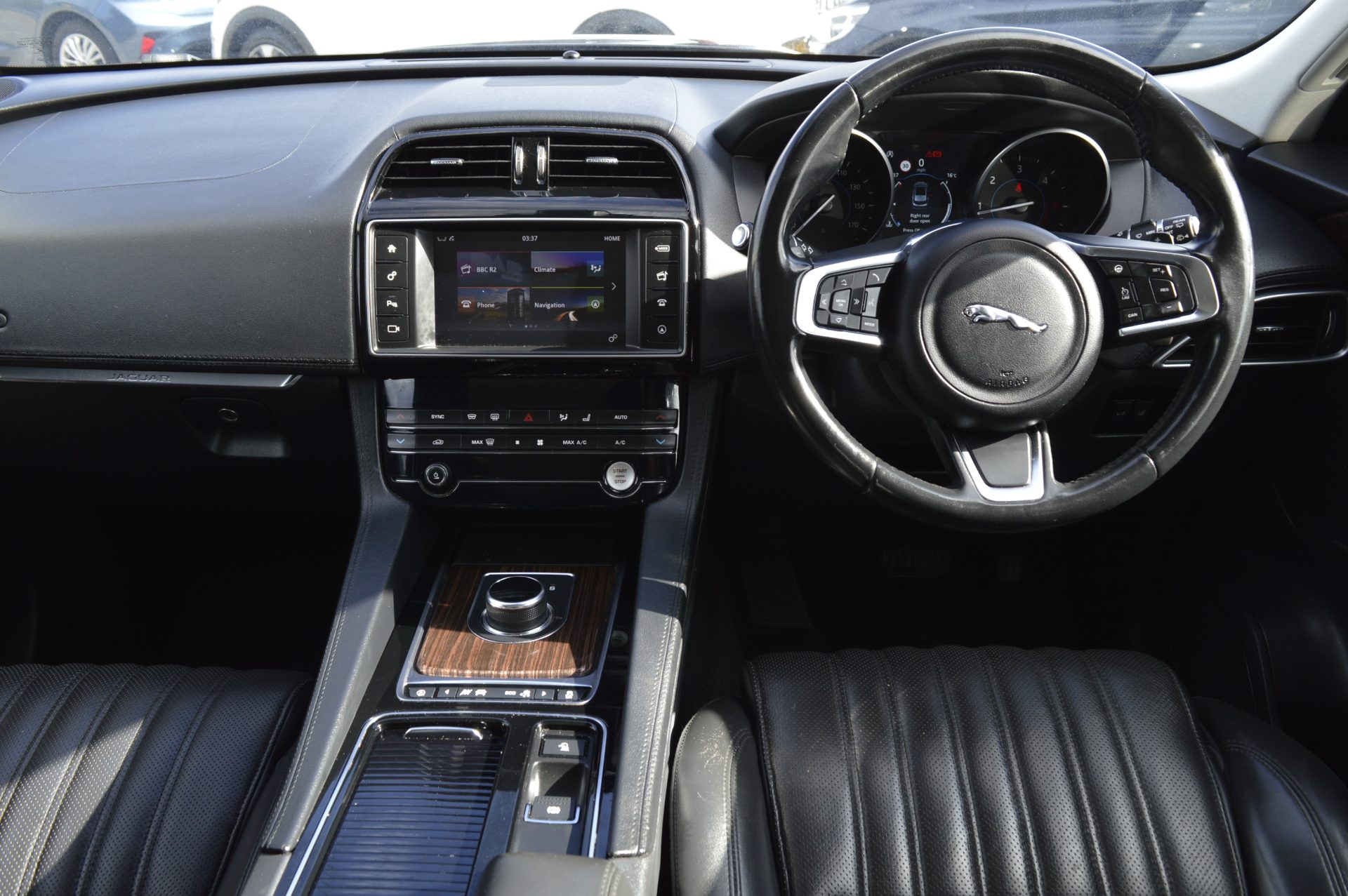 Jaguar F-PACE AUTO SUNROOF - Image 15
