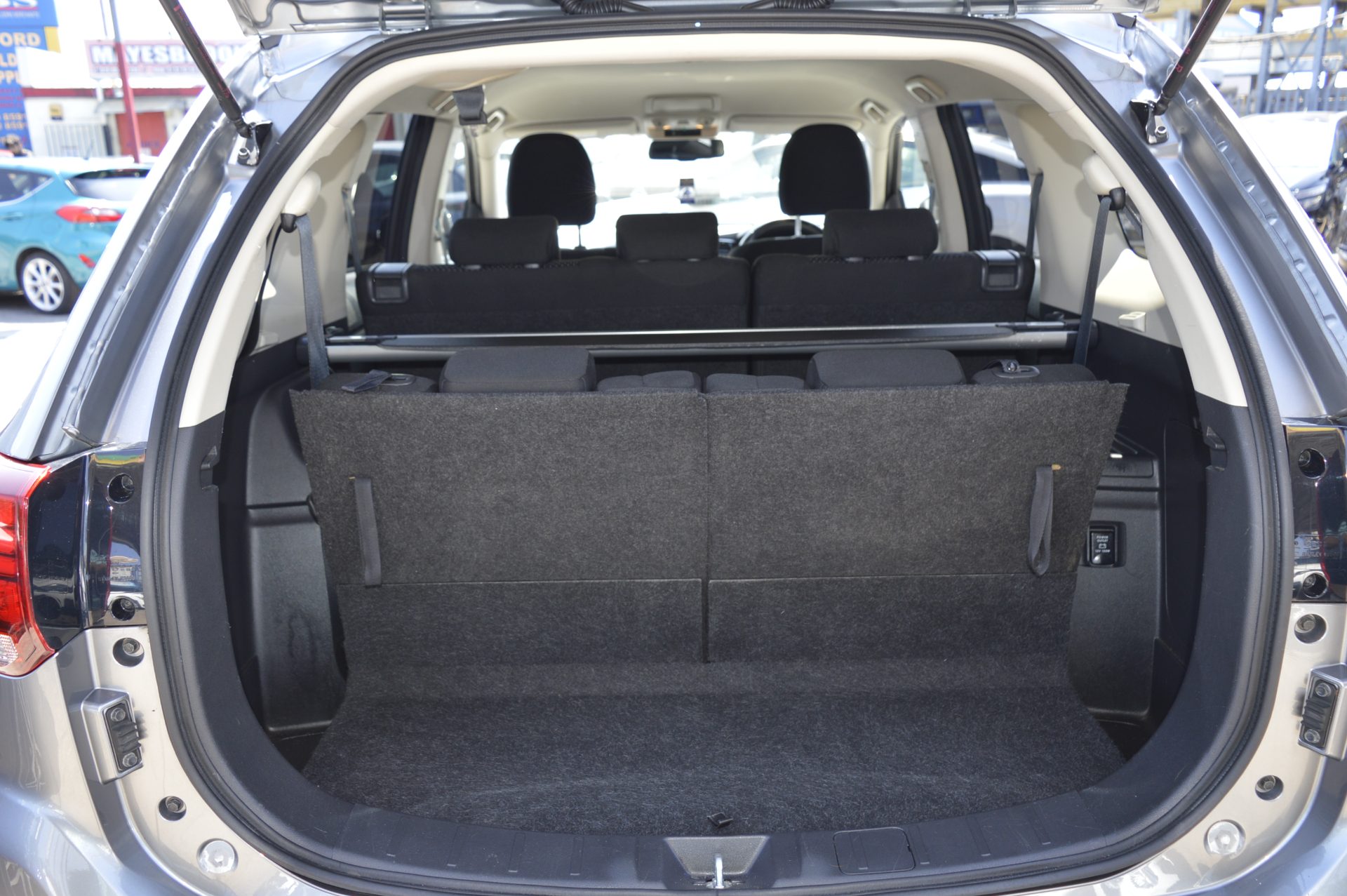 Mitsubishi OUTLANDER - Image 9