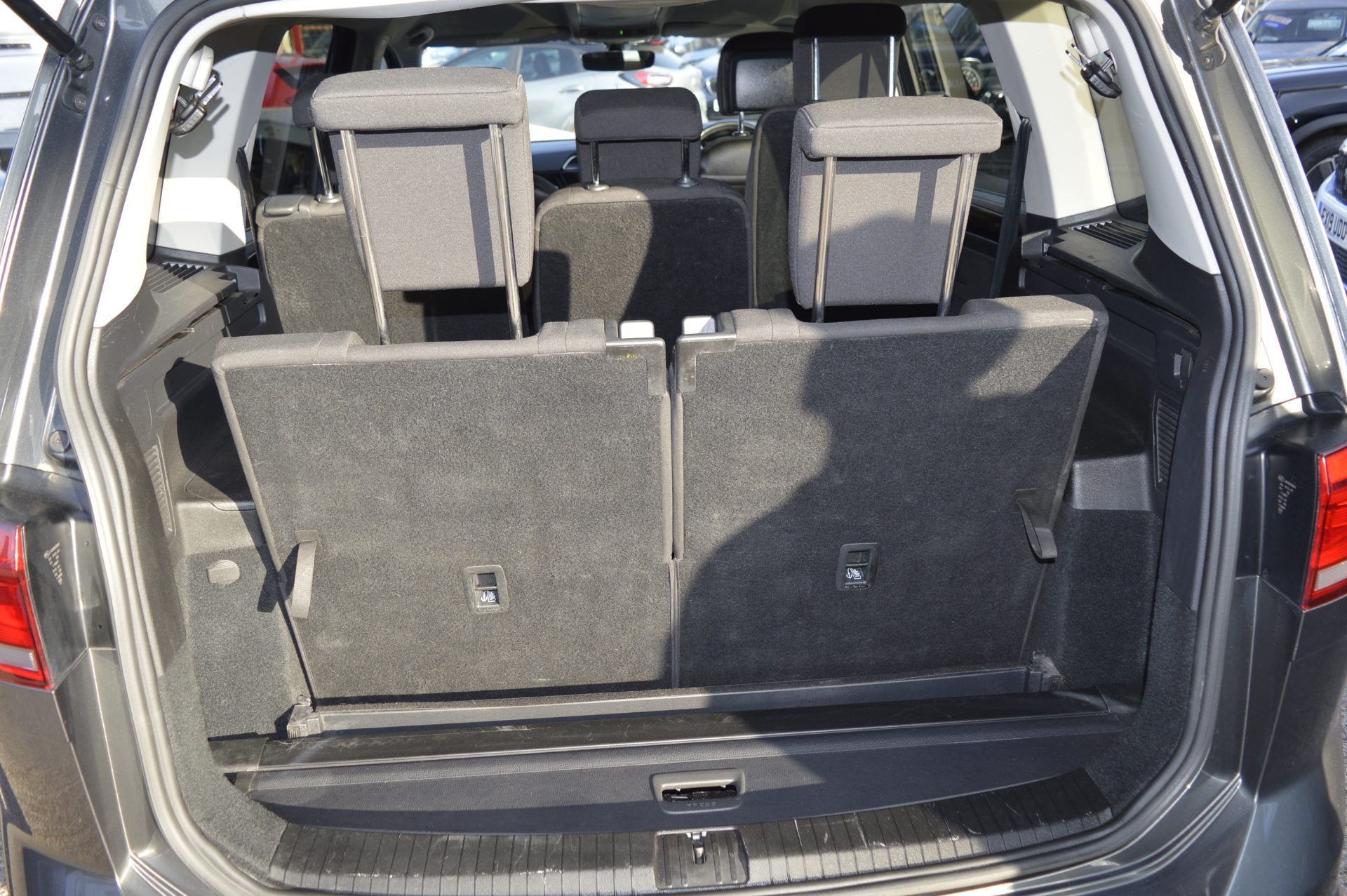 Volkswagen TOURAN PETROL AUTO 7 SEATS - Image 9