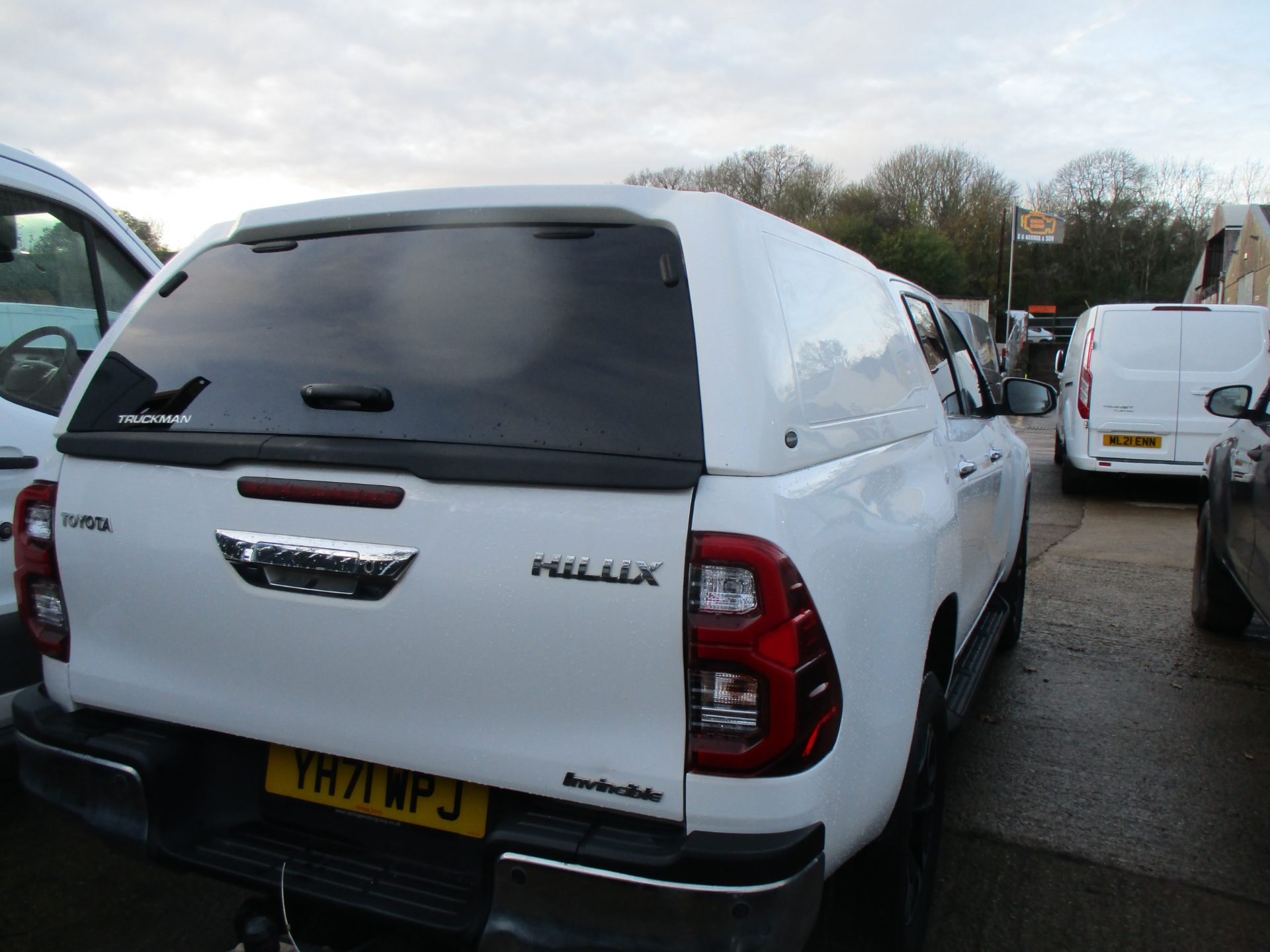 Toyota HILUX INVINCIBLE Double Cab 4x4 pickup - Image 9