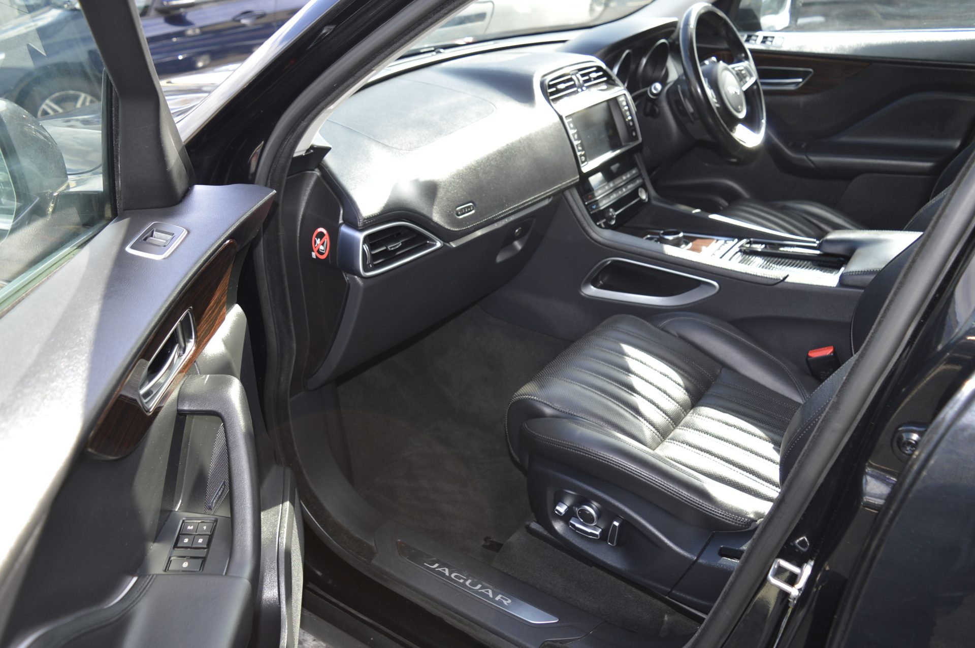 Jaguar F-PACE AUTO SUNROOF - Image 12