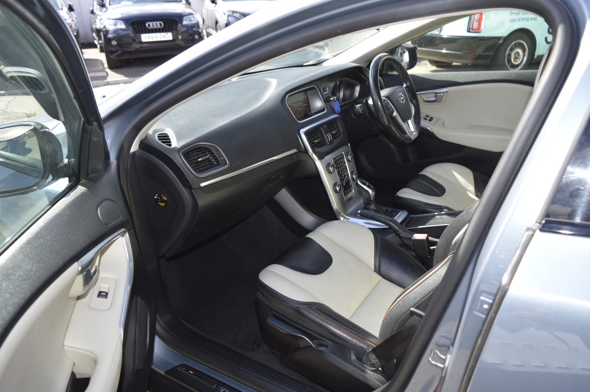 Volvo V40 CROSS COUNTRY - Image 11
