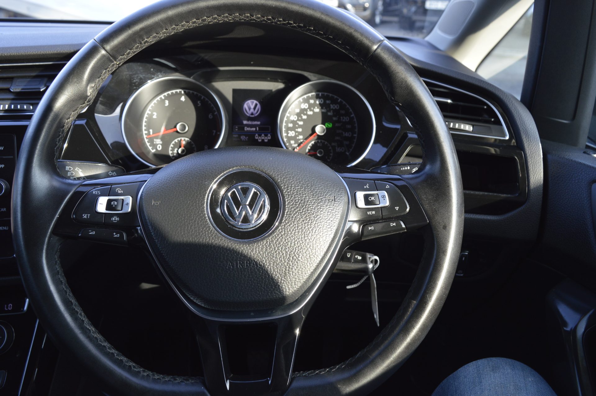 Volkswagen TOURAN PETROL AUTO 7 SEATS - Image 17