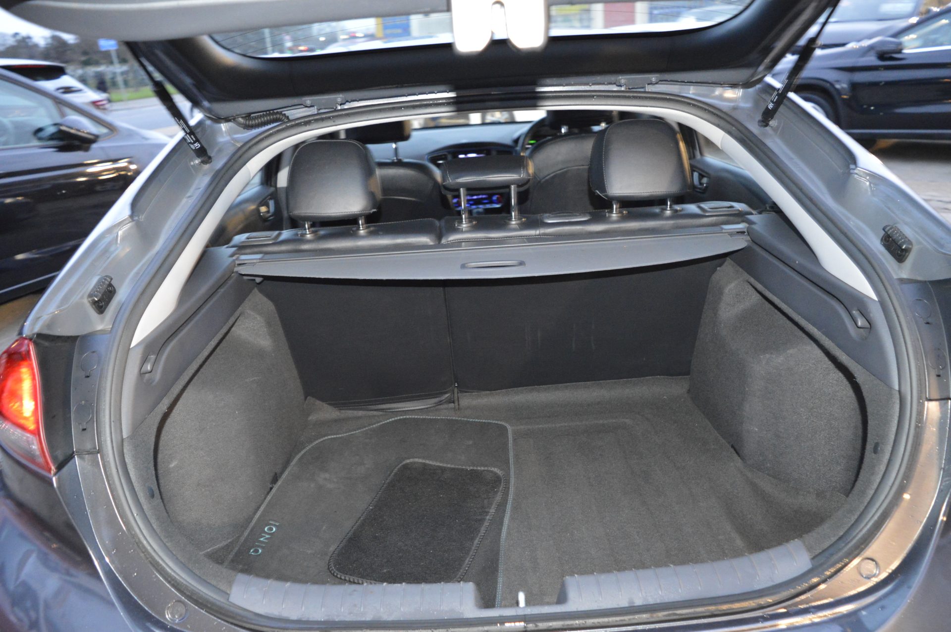 Hyundai IONIQ HYBRID AUTO - Image 9