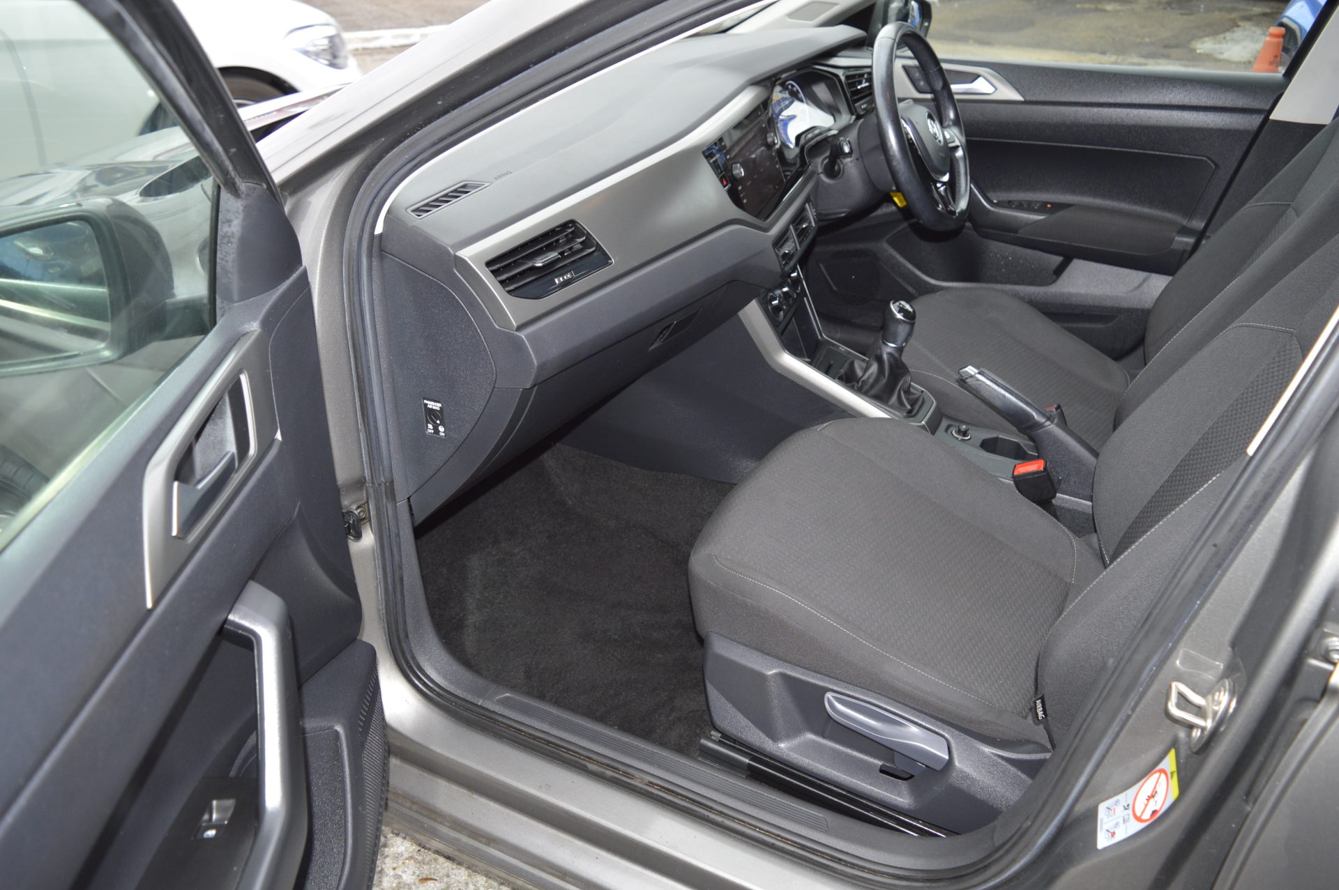 Volkswagen POLO - Image 11
