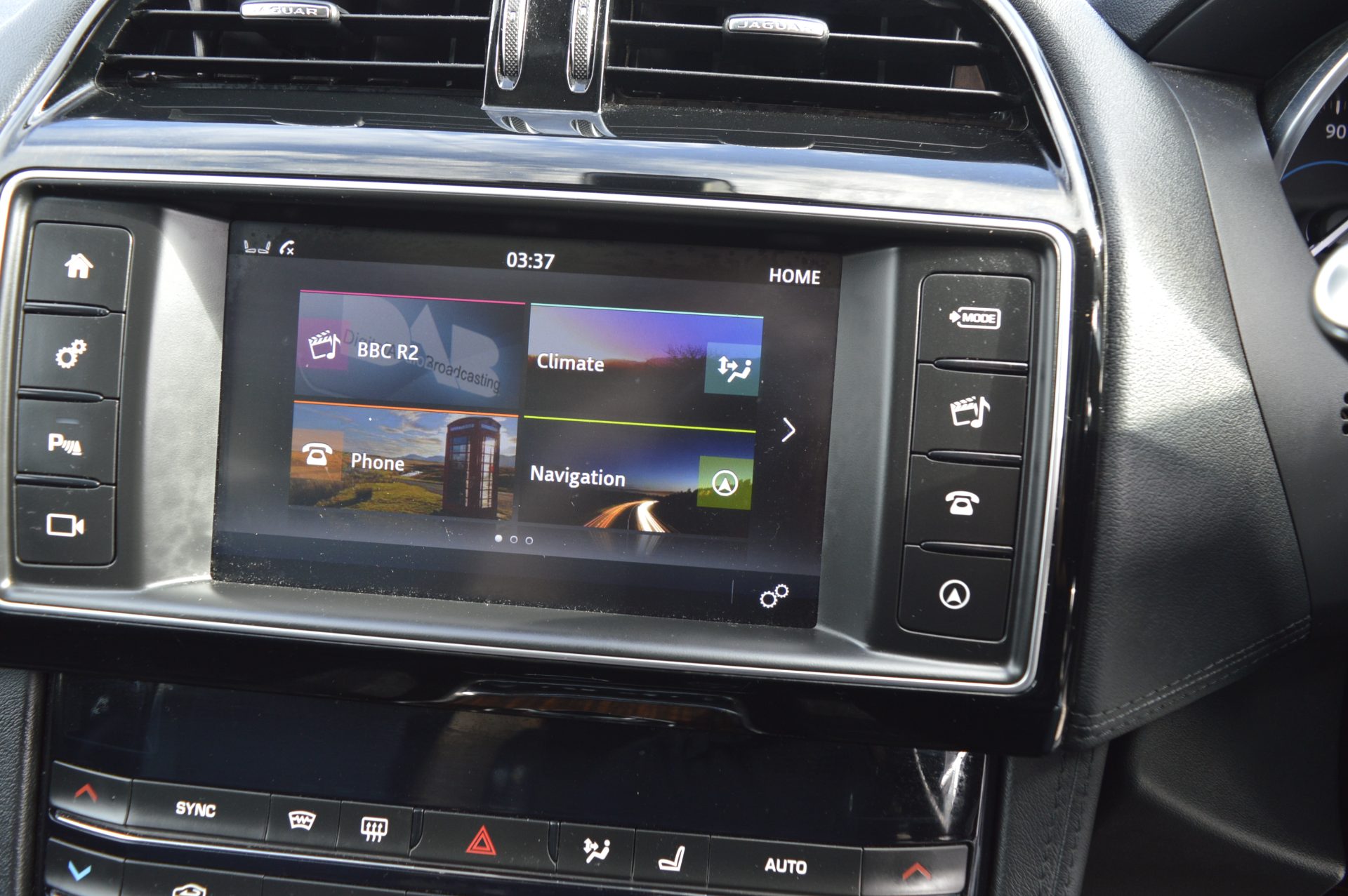 Jaguar F-PACE AUTO SUNROOF - Image 20