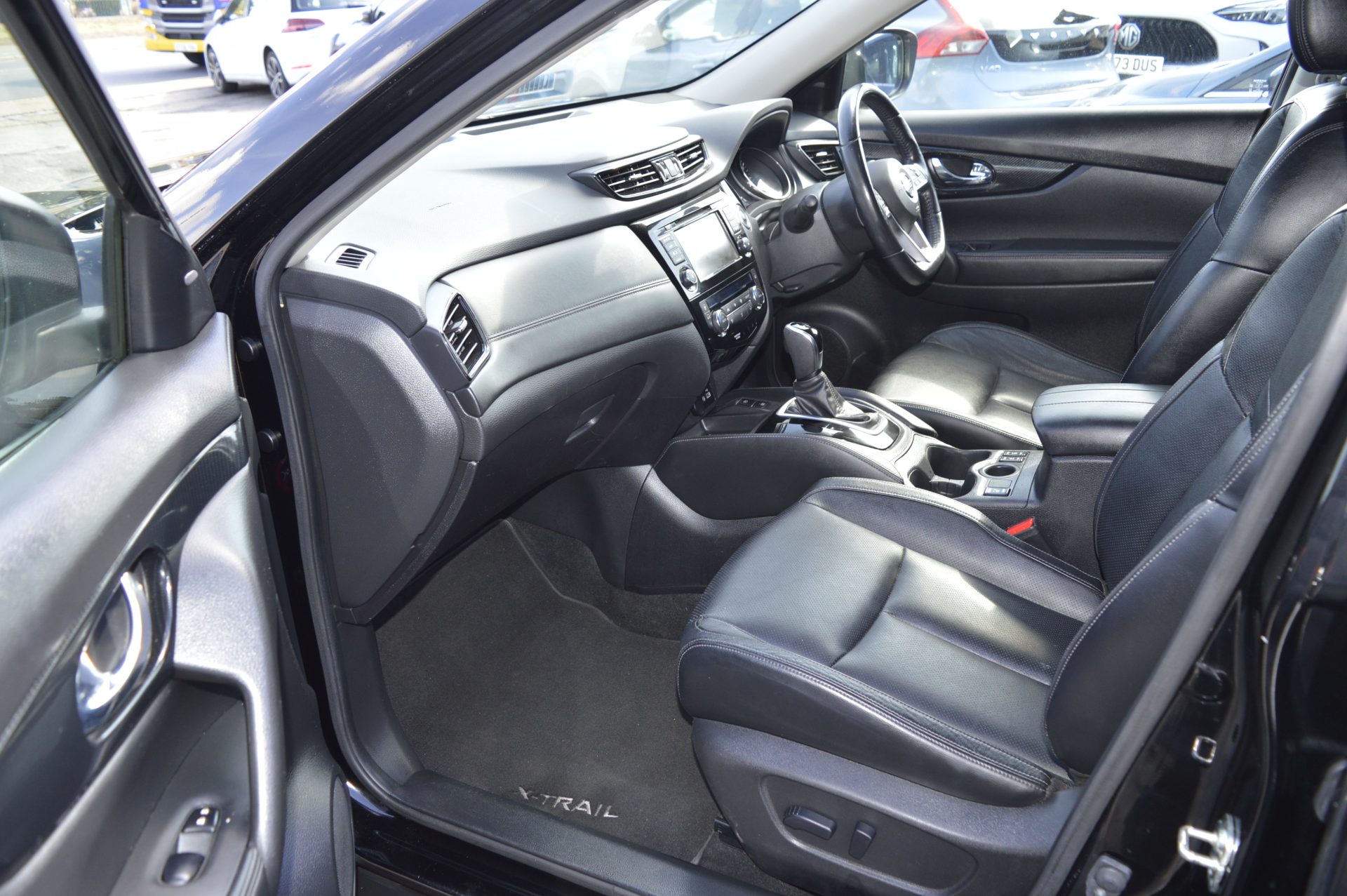 Nissan X-TRAIL TEKNA AUTO 7 SEATS - Image 13
