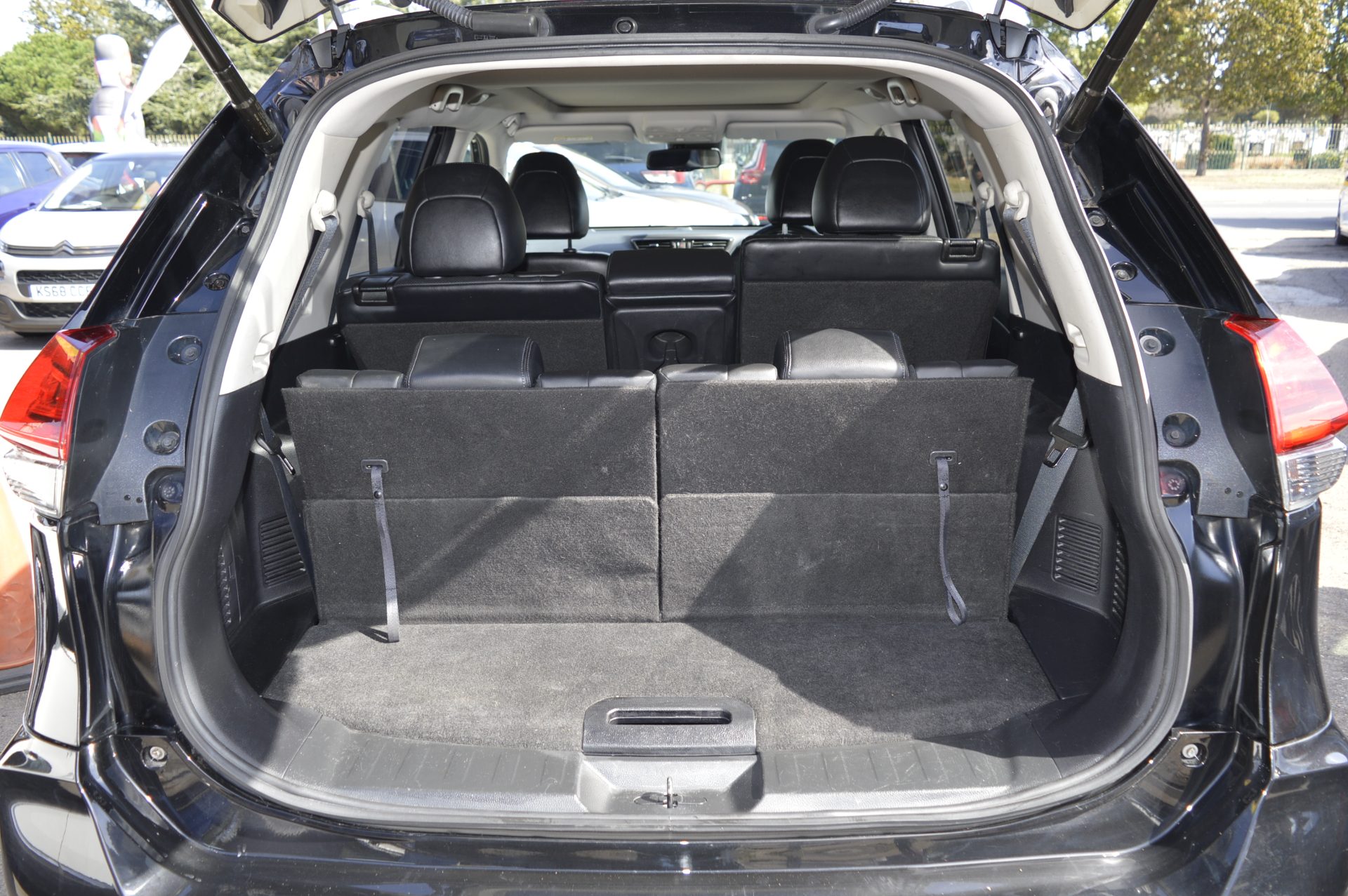 Nissan X-TRAIL TEKNA AUTO 7 SEATS - Image 9