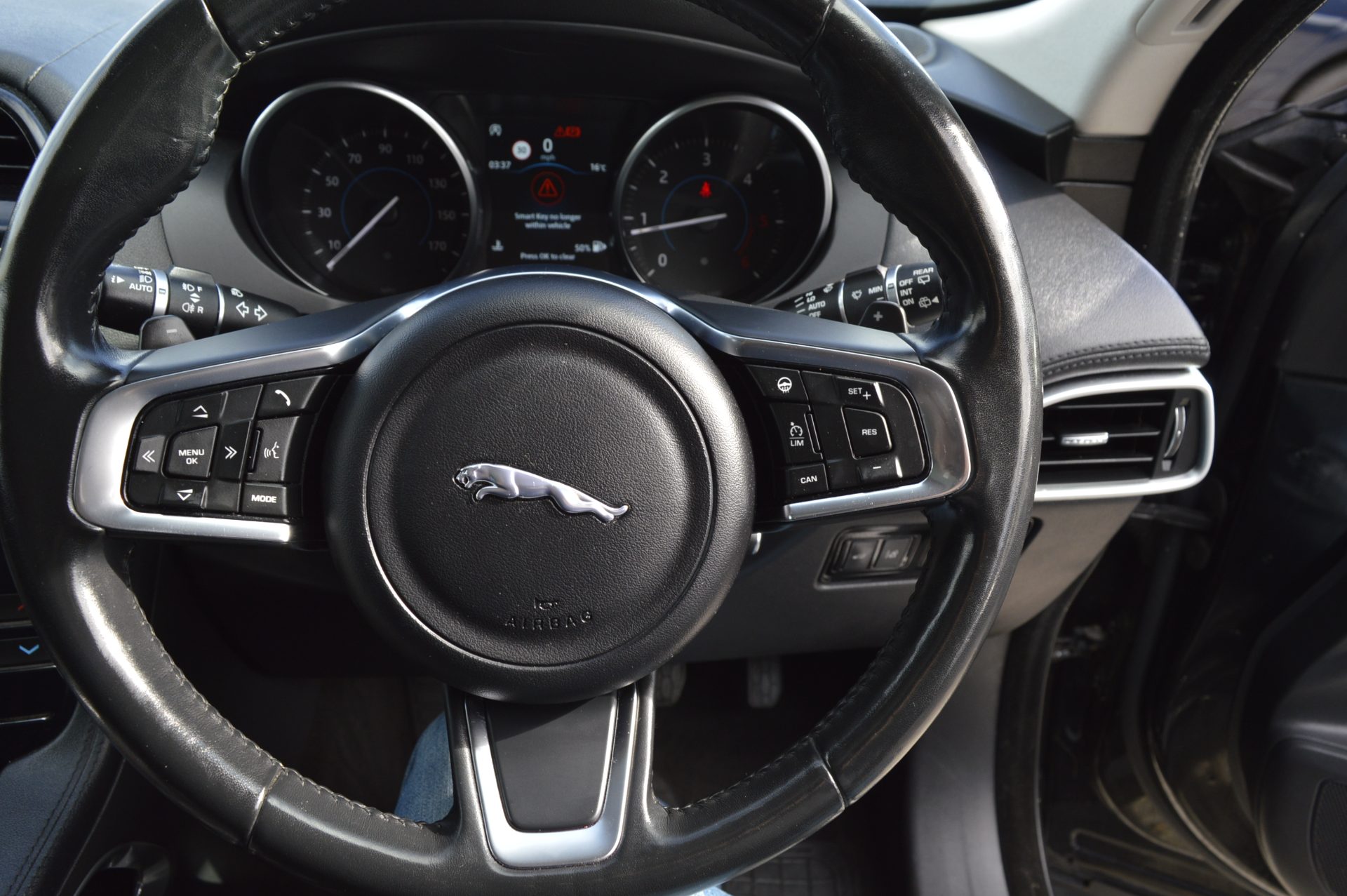 Jaguar F-PACE AUTO SUNROOF - Image 19