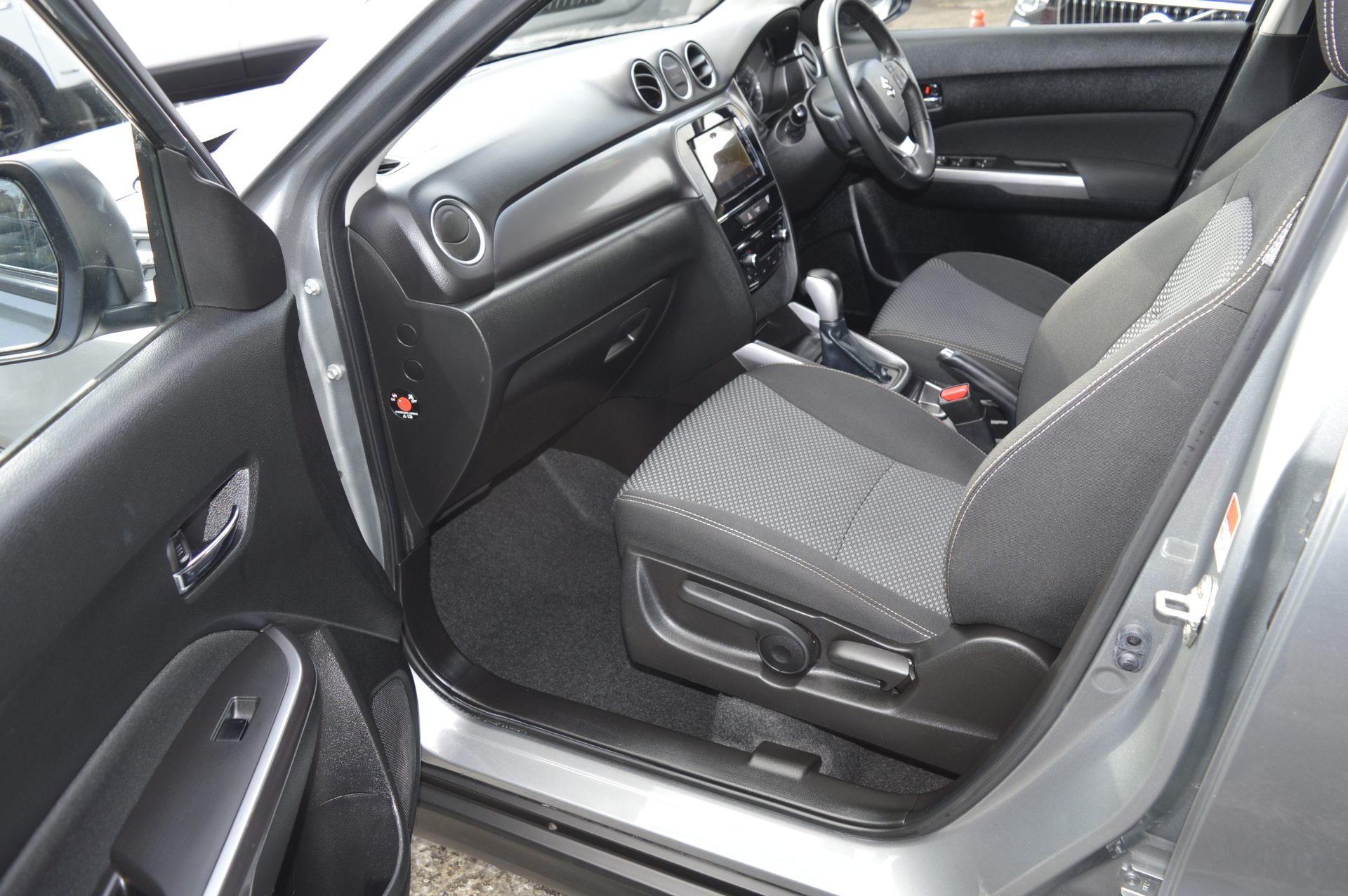 Suzuki VITARA AUTO PETROL - Image 12
