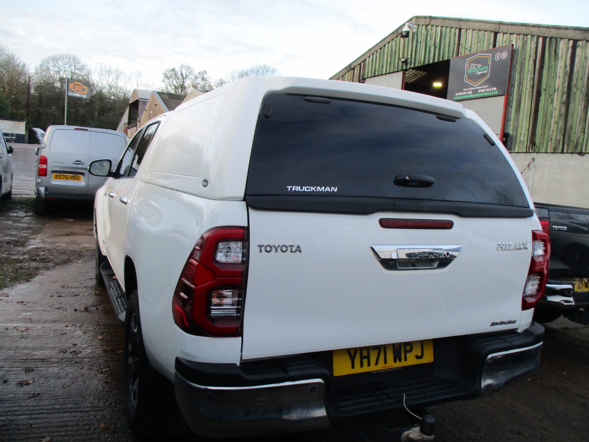 Toyota HILUX INVINCIBLE Double Cab 4x4 pickup - Image 4