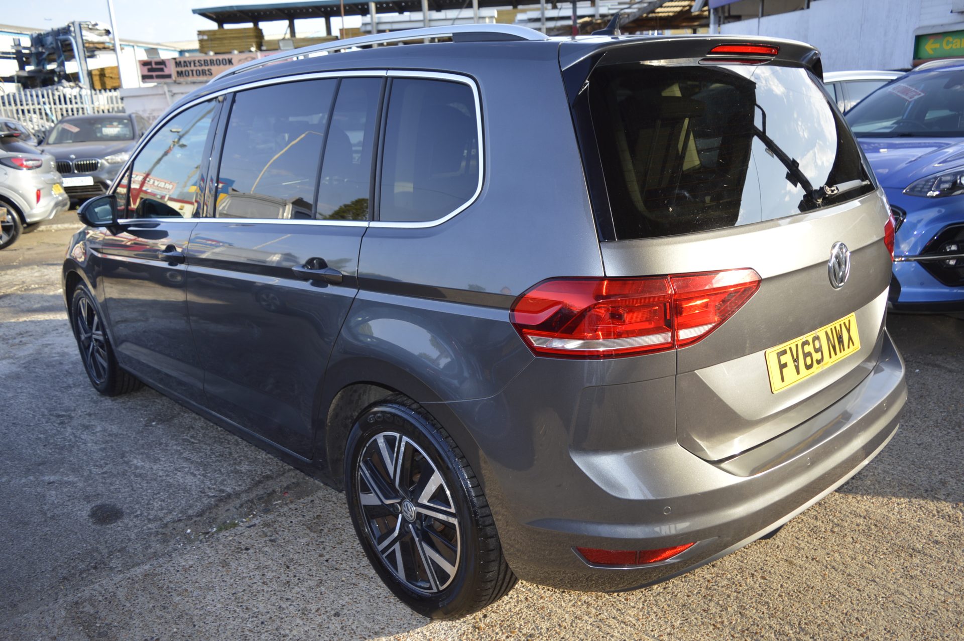Volkswagen TOURAN PETROL AUTO 7 SEATS - Image 4