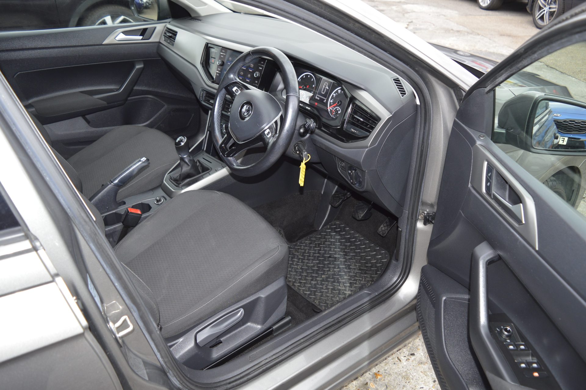 Volkswagen POLO - Image 14