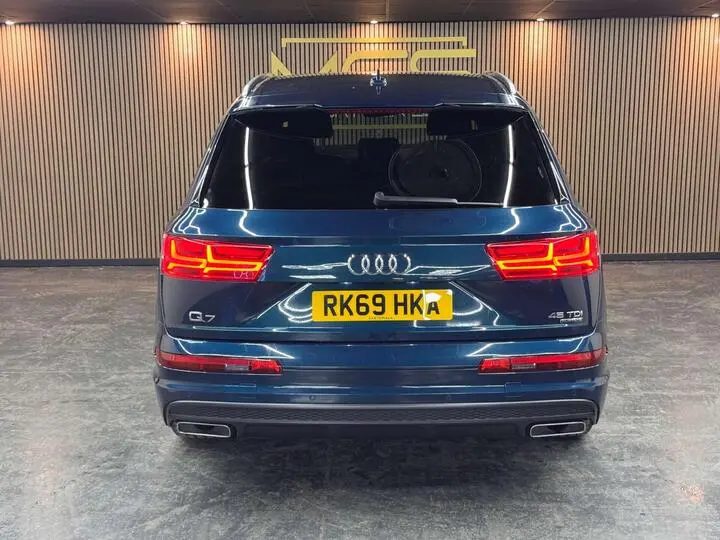 Audi Q7 - Image 1