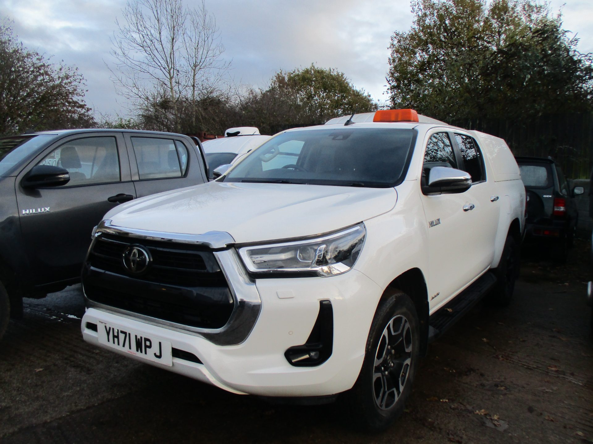 Toyota HILUX INVINCIBLE Double Cab 4x4 pickup - Image 2