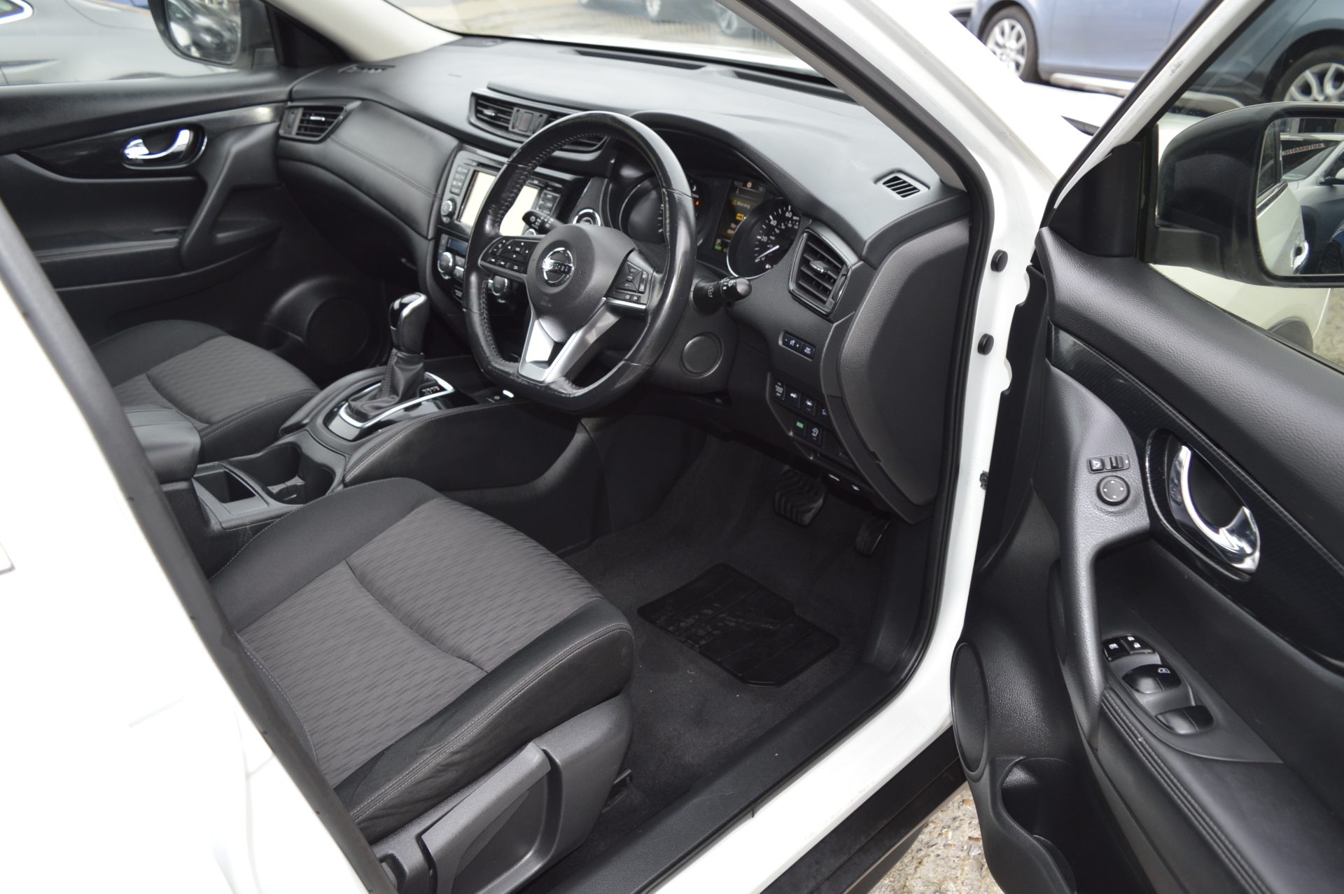 Nissan X-TRAIL AUTO 7 SEATS SUNROOF - Image 16