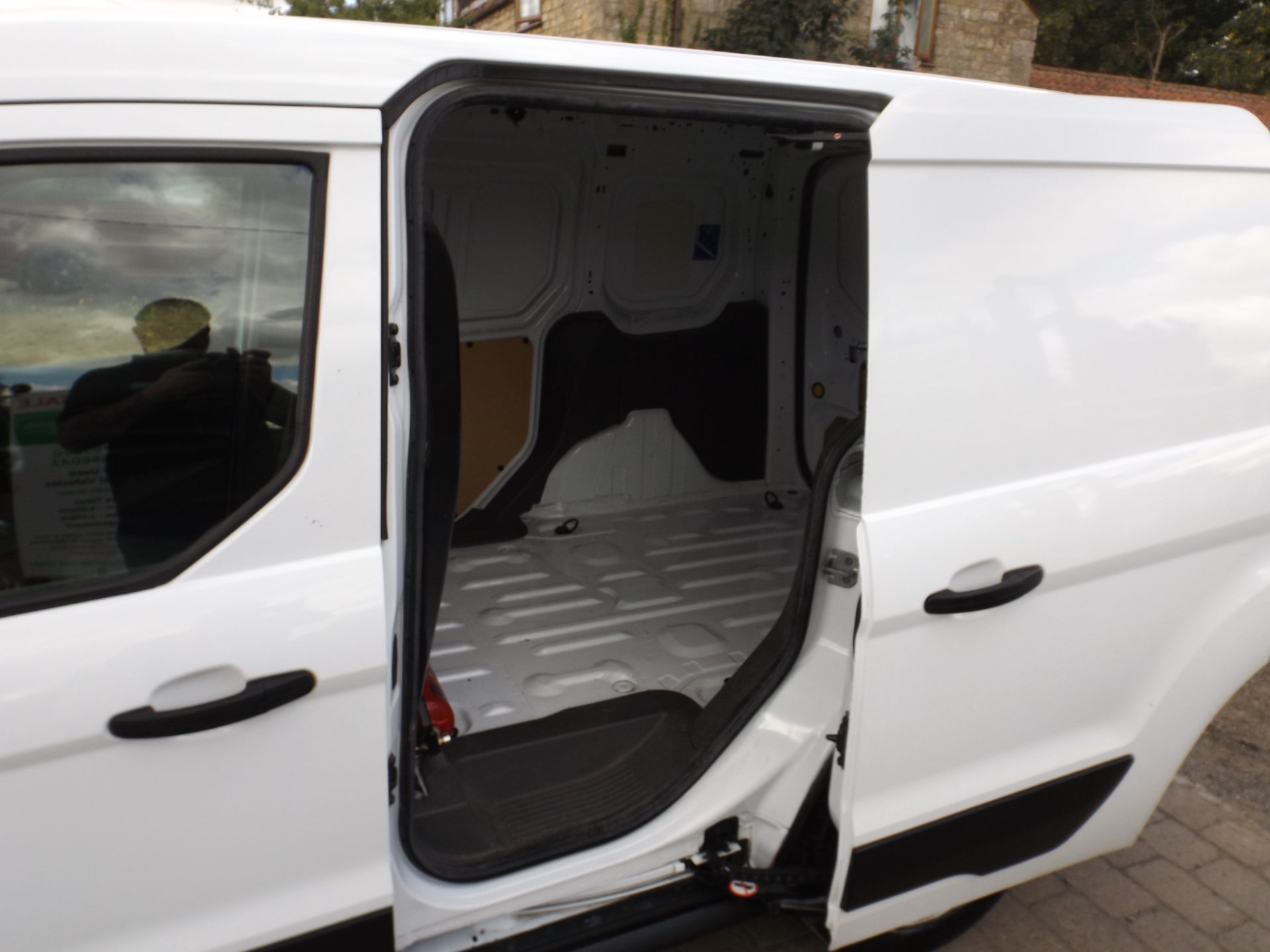 Ford TRANSIT CONNECT 1.5 200 EcoBlue Leader - Image 9