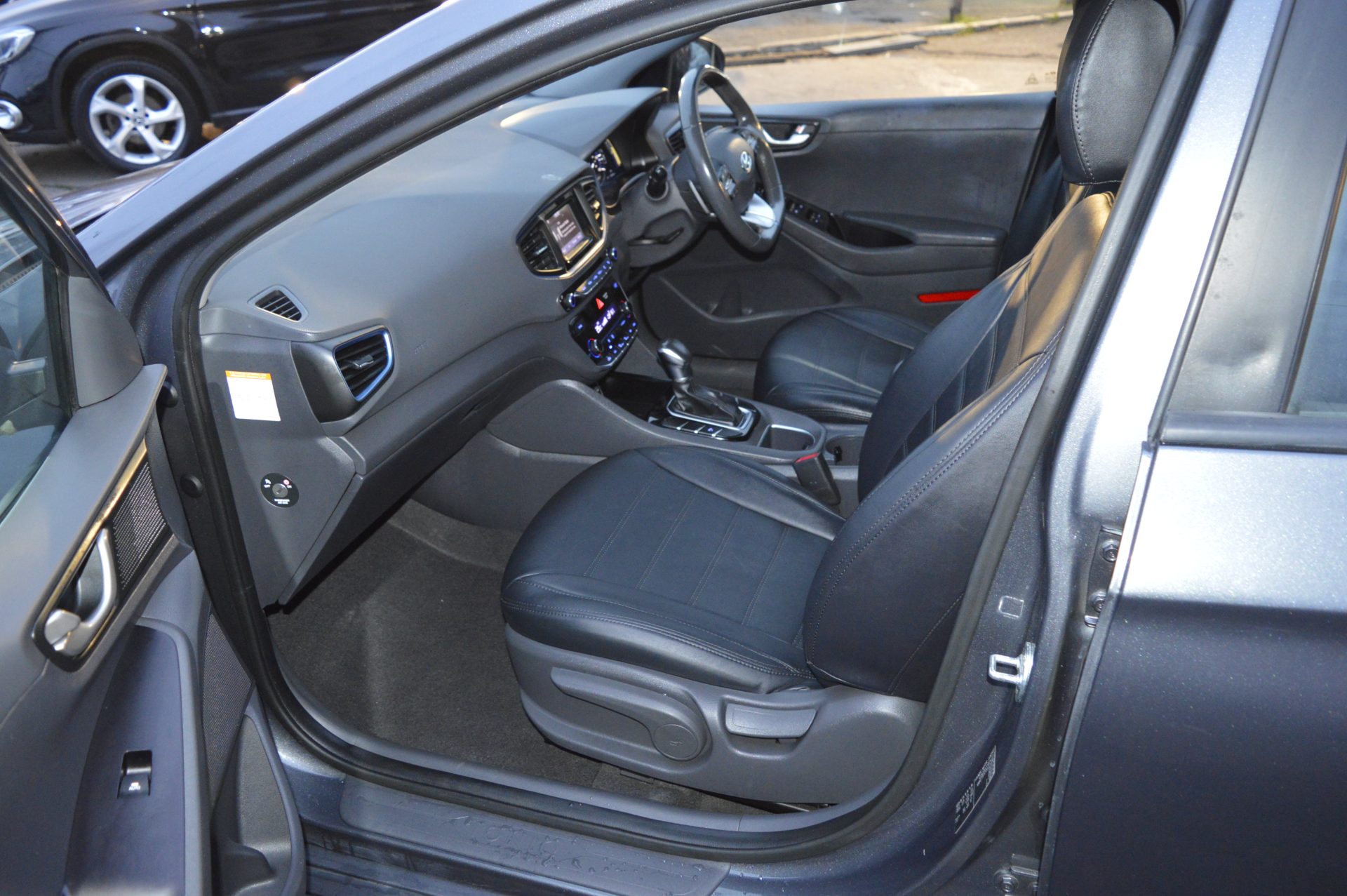 Hyundai IONIQ HYBRID AUTO - Image 11