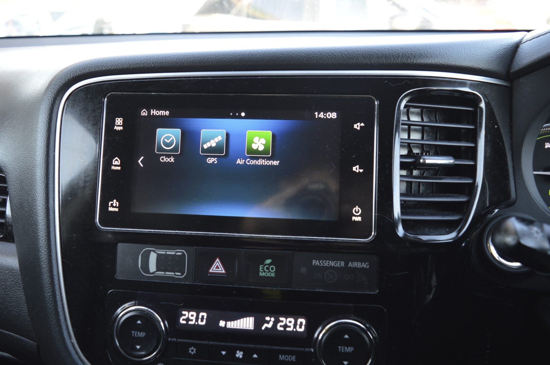 Mitsubishi Outlander - Image 18