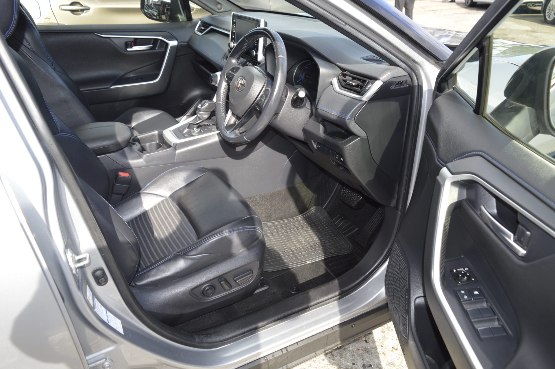 TOYOTA RAV-4 HYBRID - Image 15