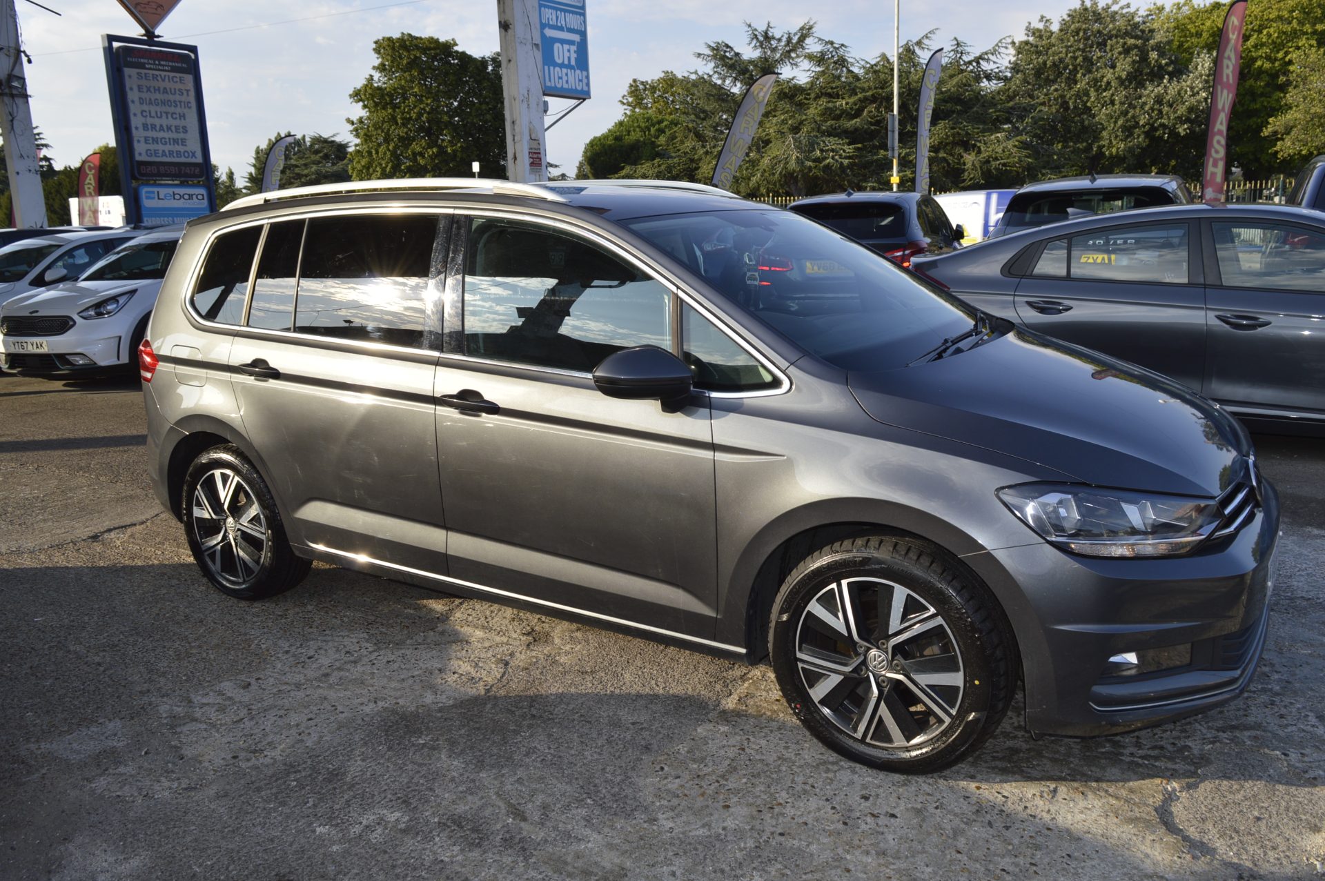 Volkswagen TOURAN PETROL AUTO 7 SEATS - Image 6
