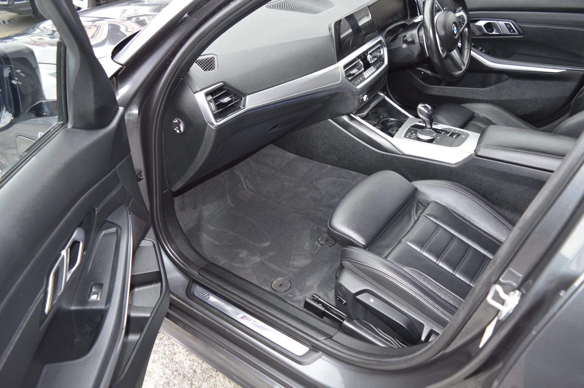 Bmw 330e PLUG IN HYBRID - Image 11