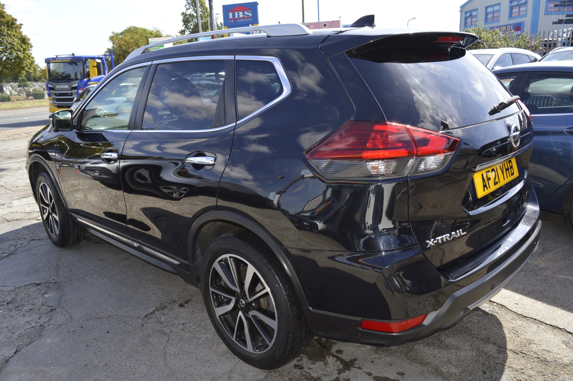 Nissan X-TRAIL TEKNA AUTO 7 SEATS - Image 4